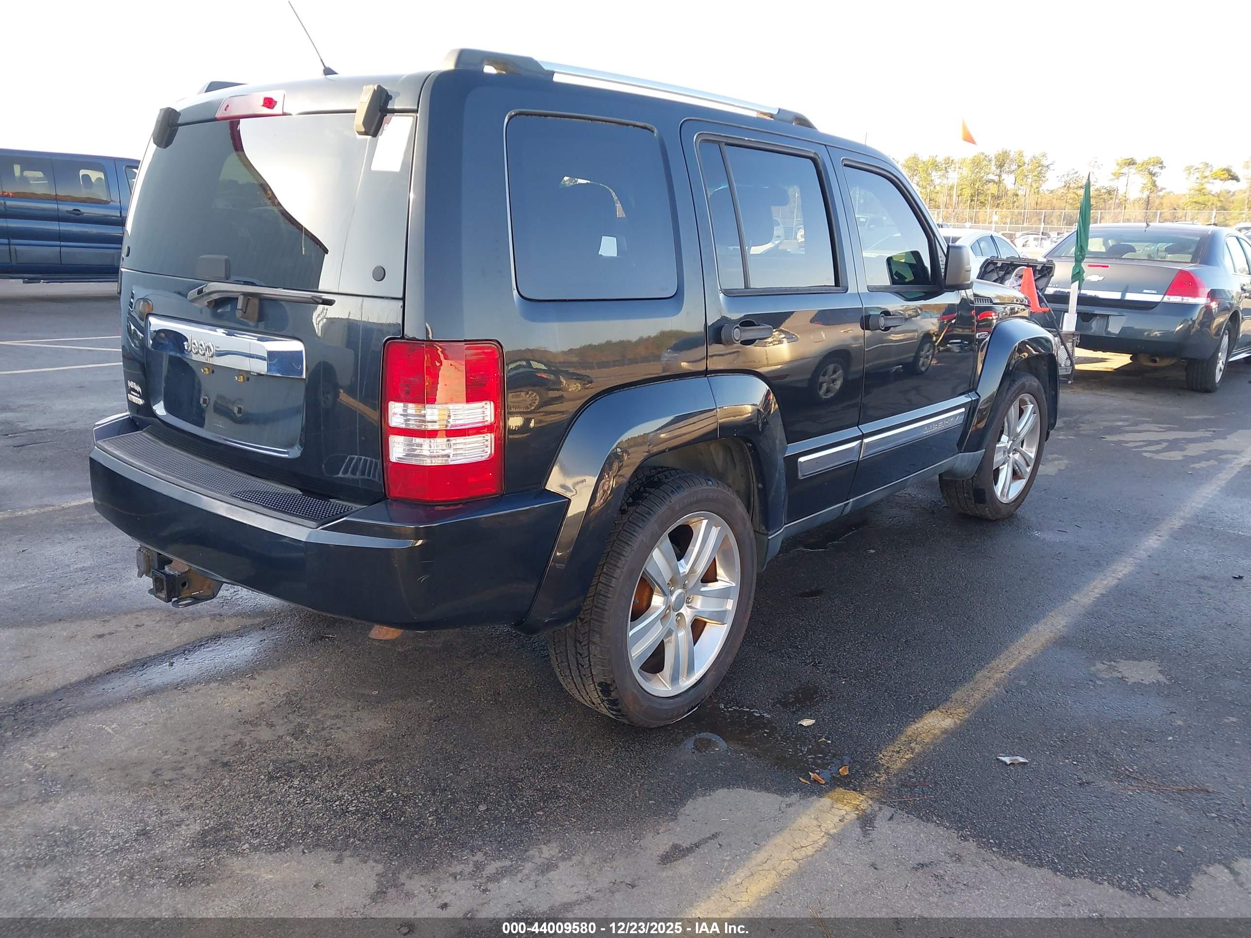 JEEP LIBERTY image 4