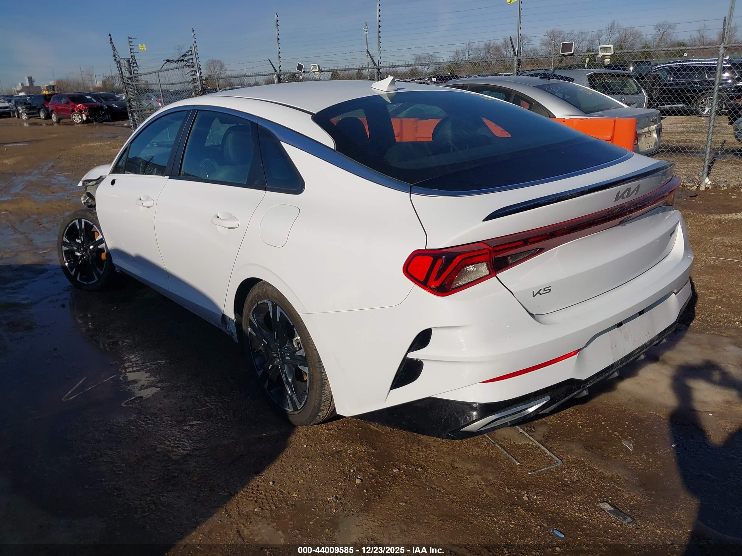 KIA K5 image 3