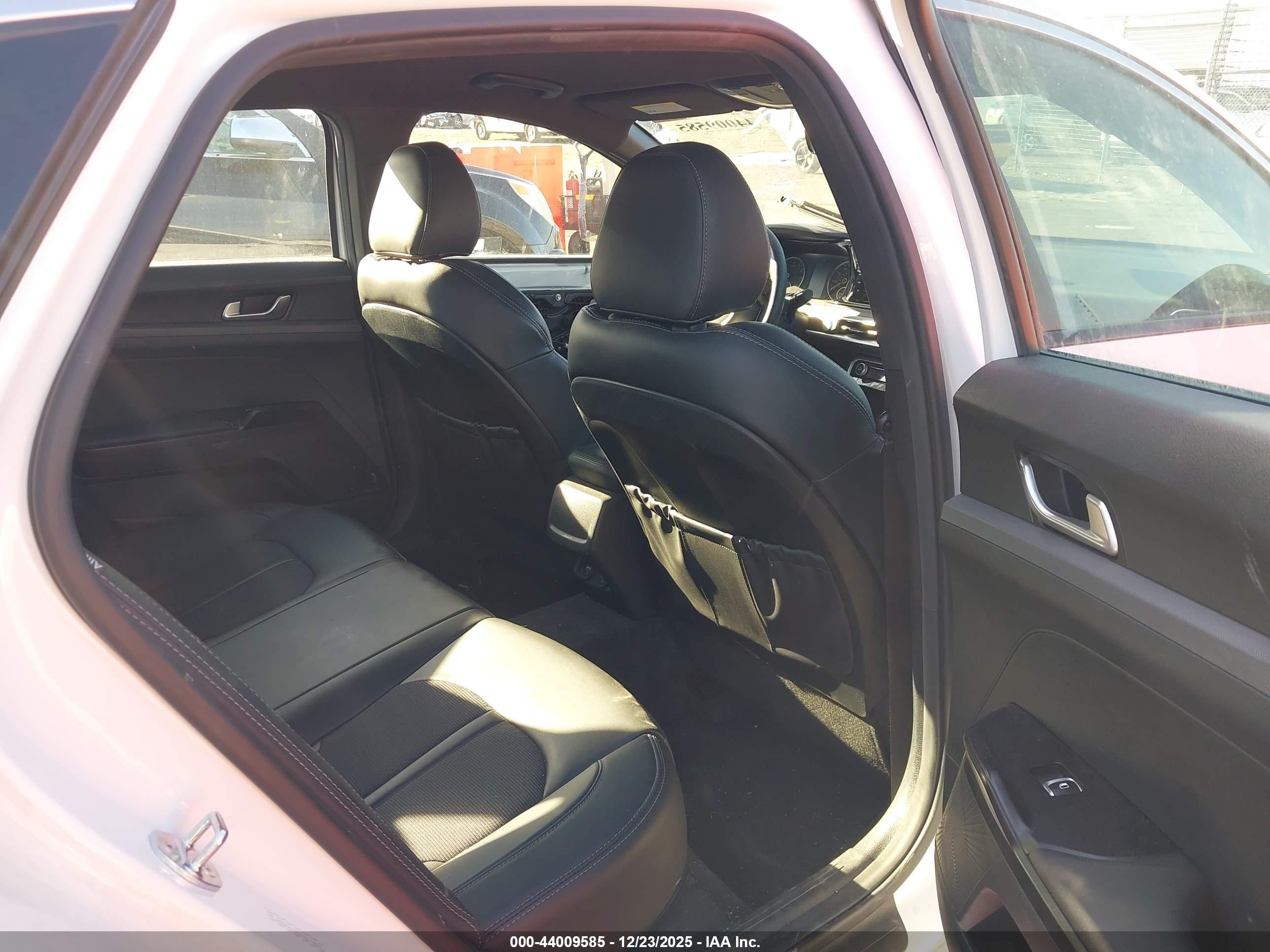 KIA K5 image 8