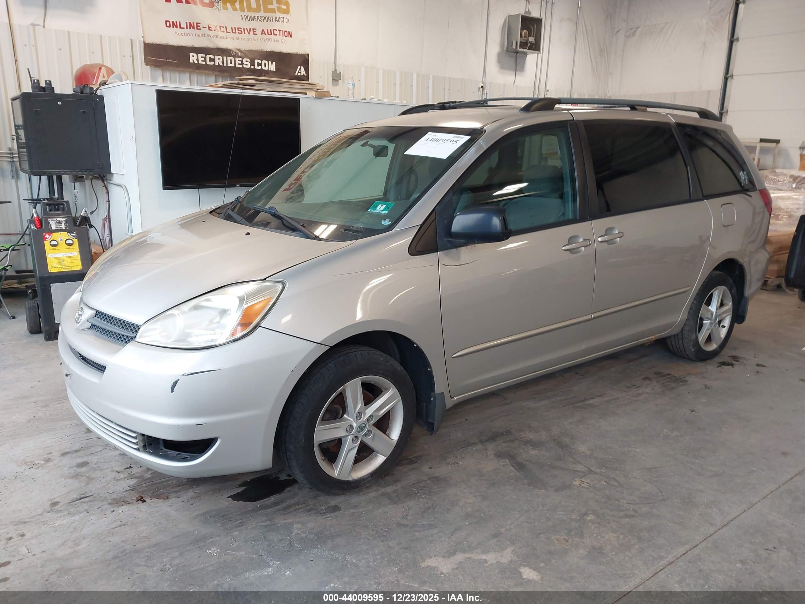 TOYOTA SIENNA image 2