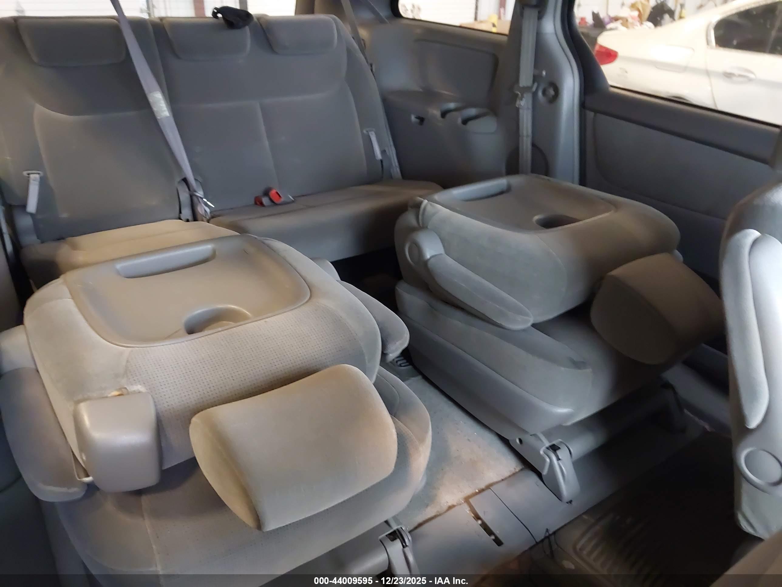 TOYOTA SIENNA image 8