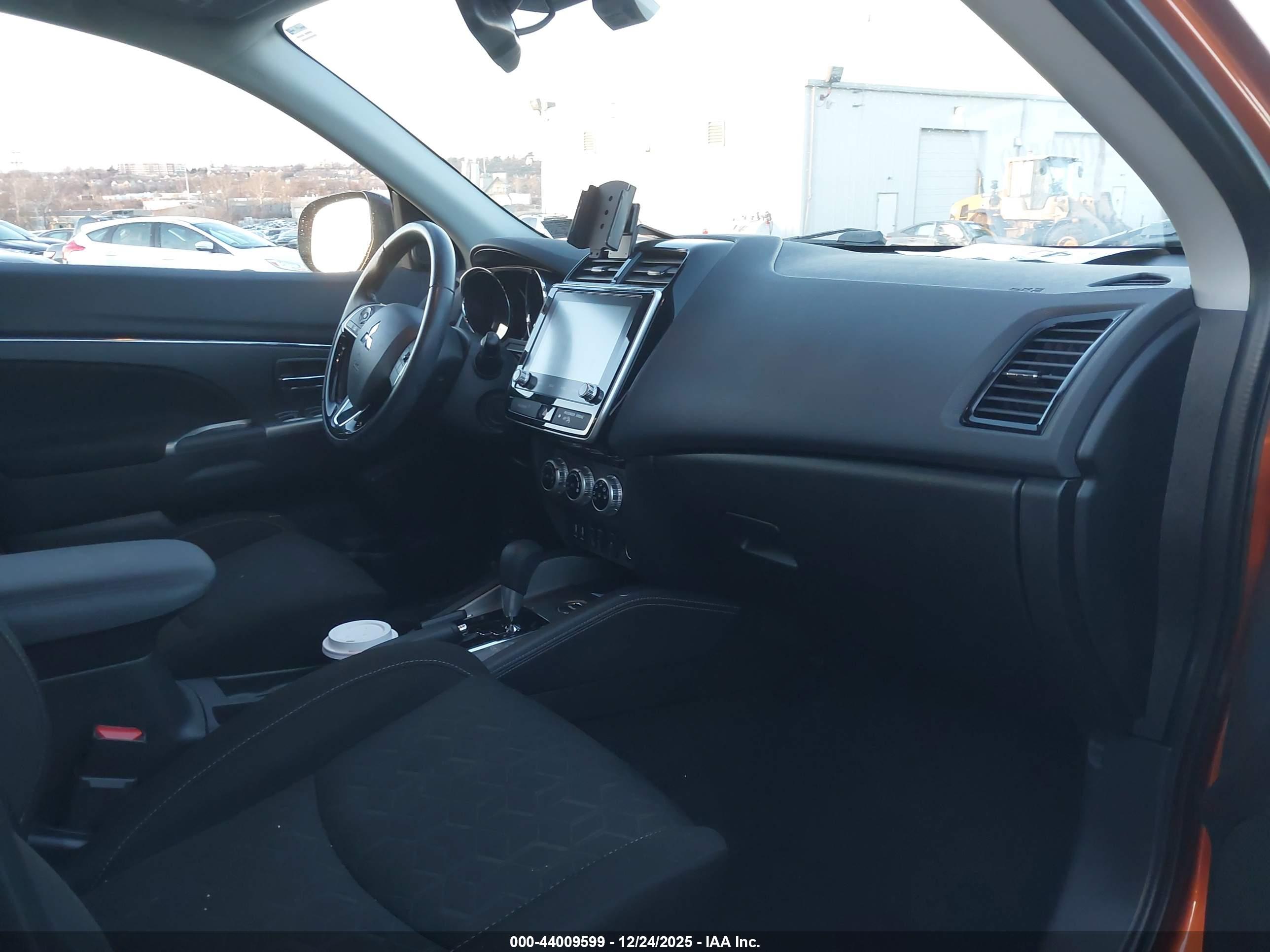 MITSUBISHI OUTLANDER image 5