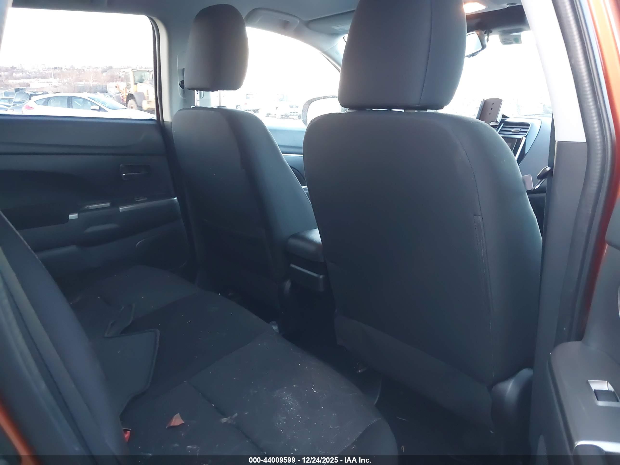 MITSUBISHI OUTLANDER image 8