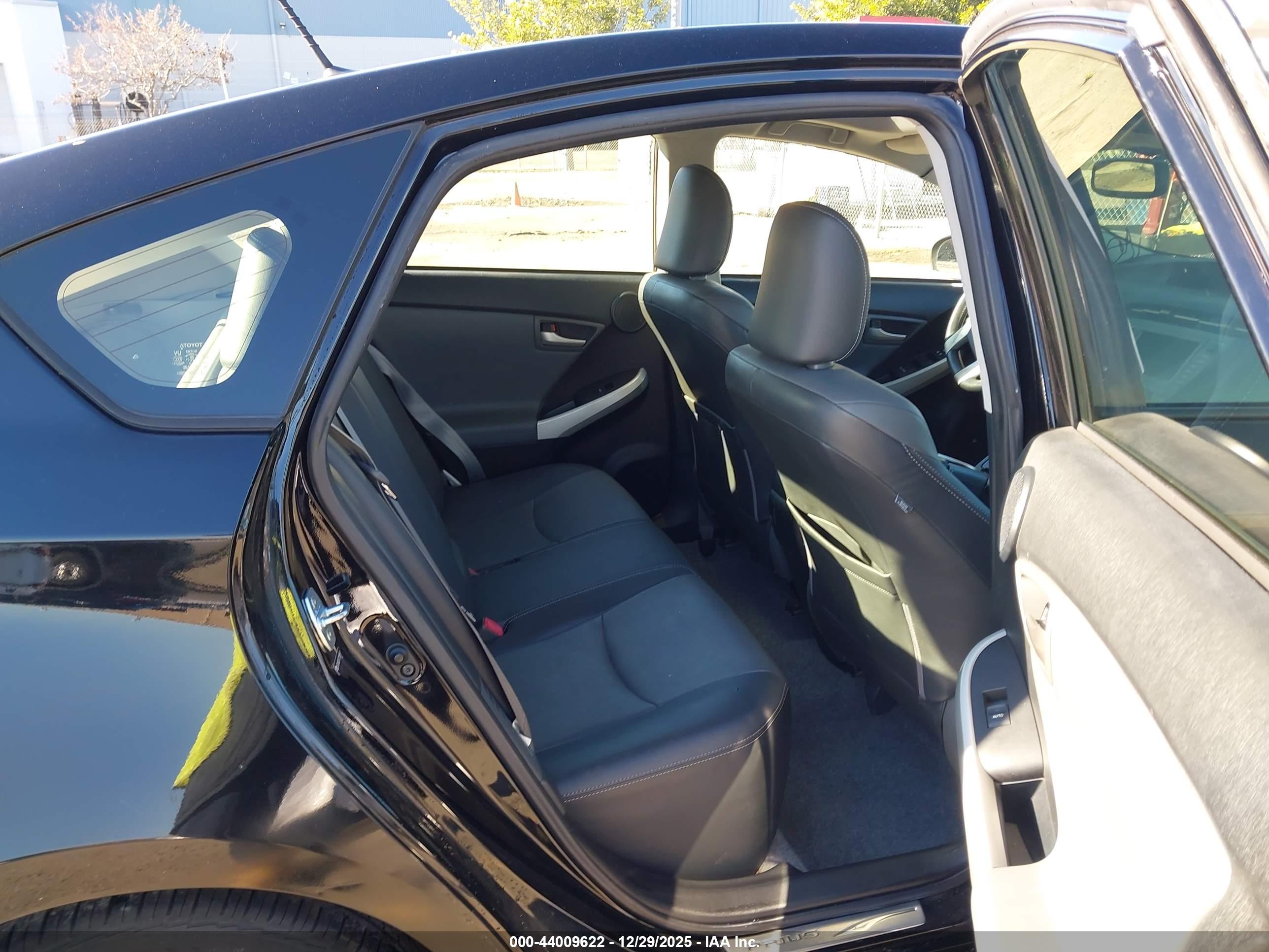 TOYOTA PRIUS image 8