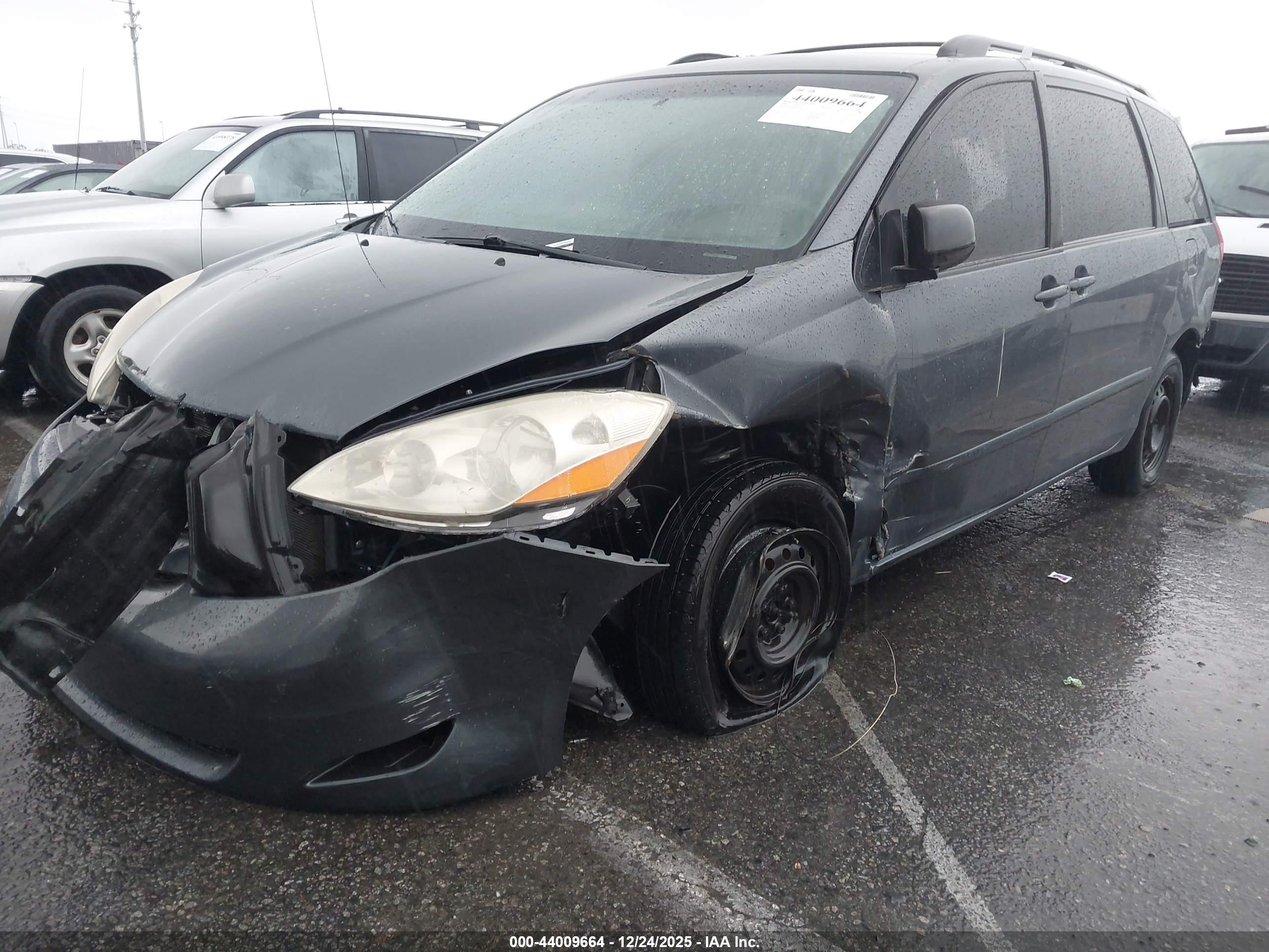TOYOTA SIENNA image 2
