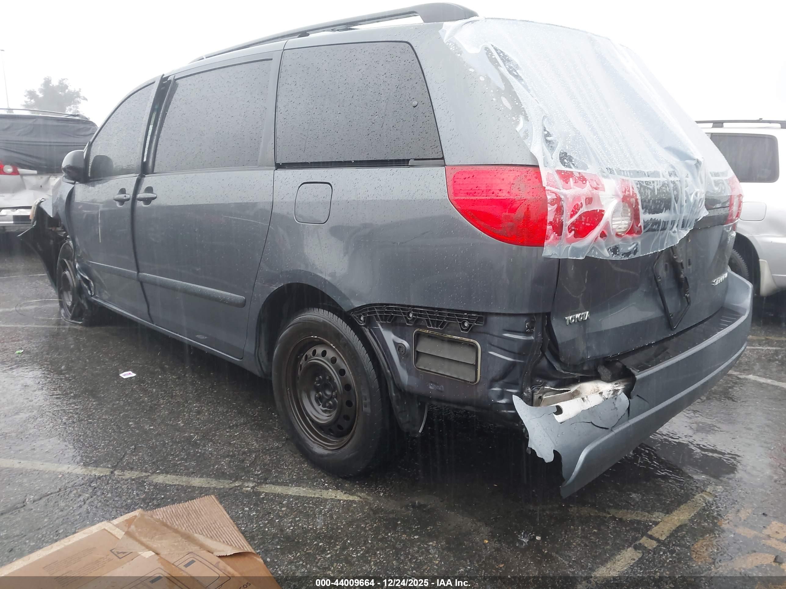 TOYOTA SIENNA image 3