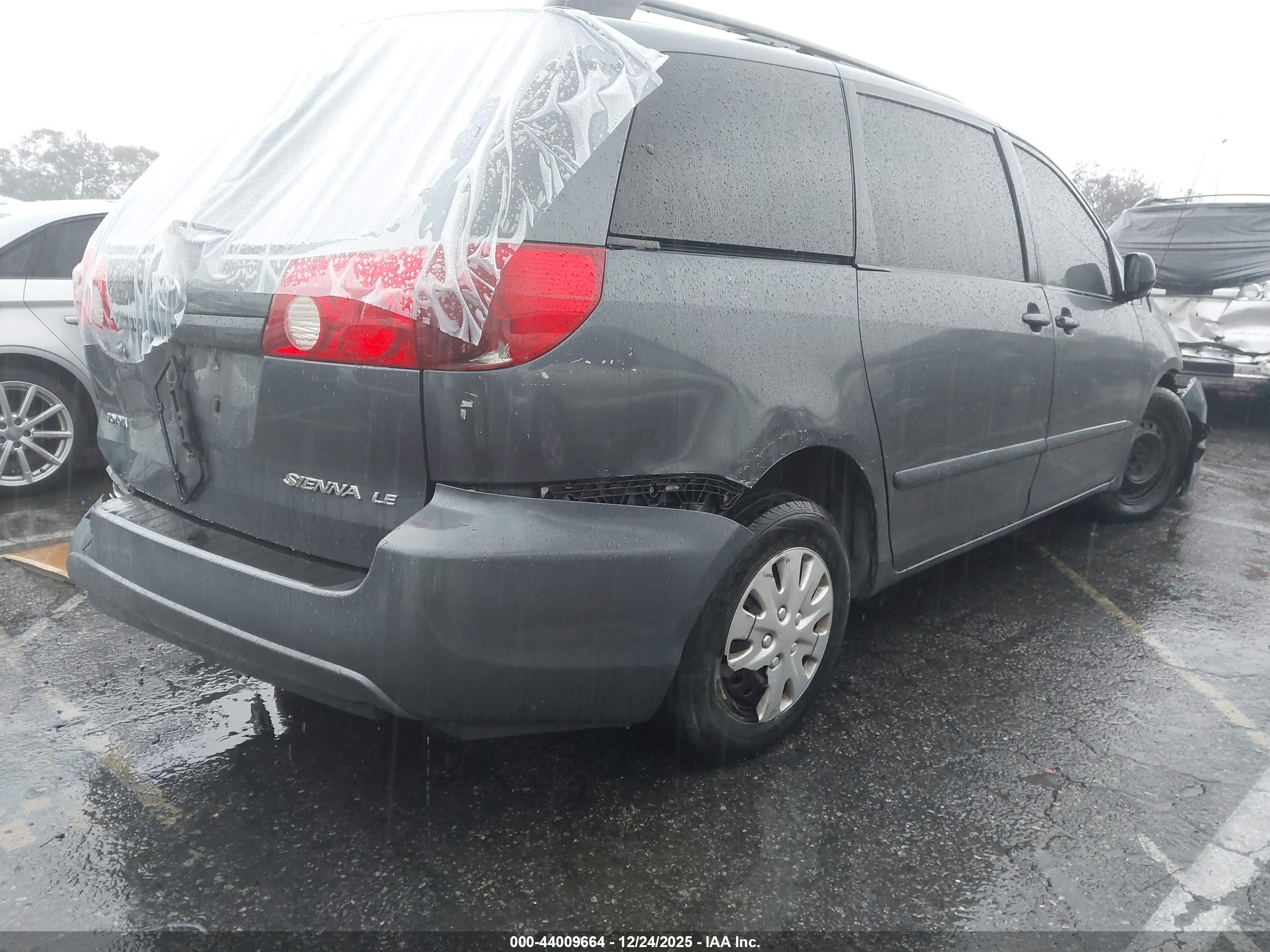 TOYOTA SIENNA image 4