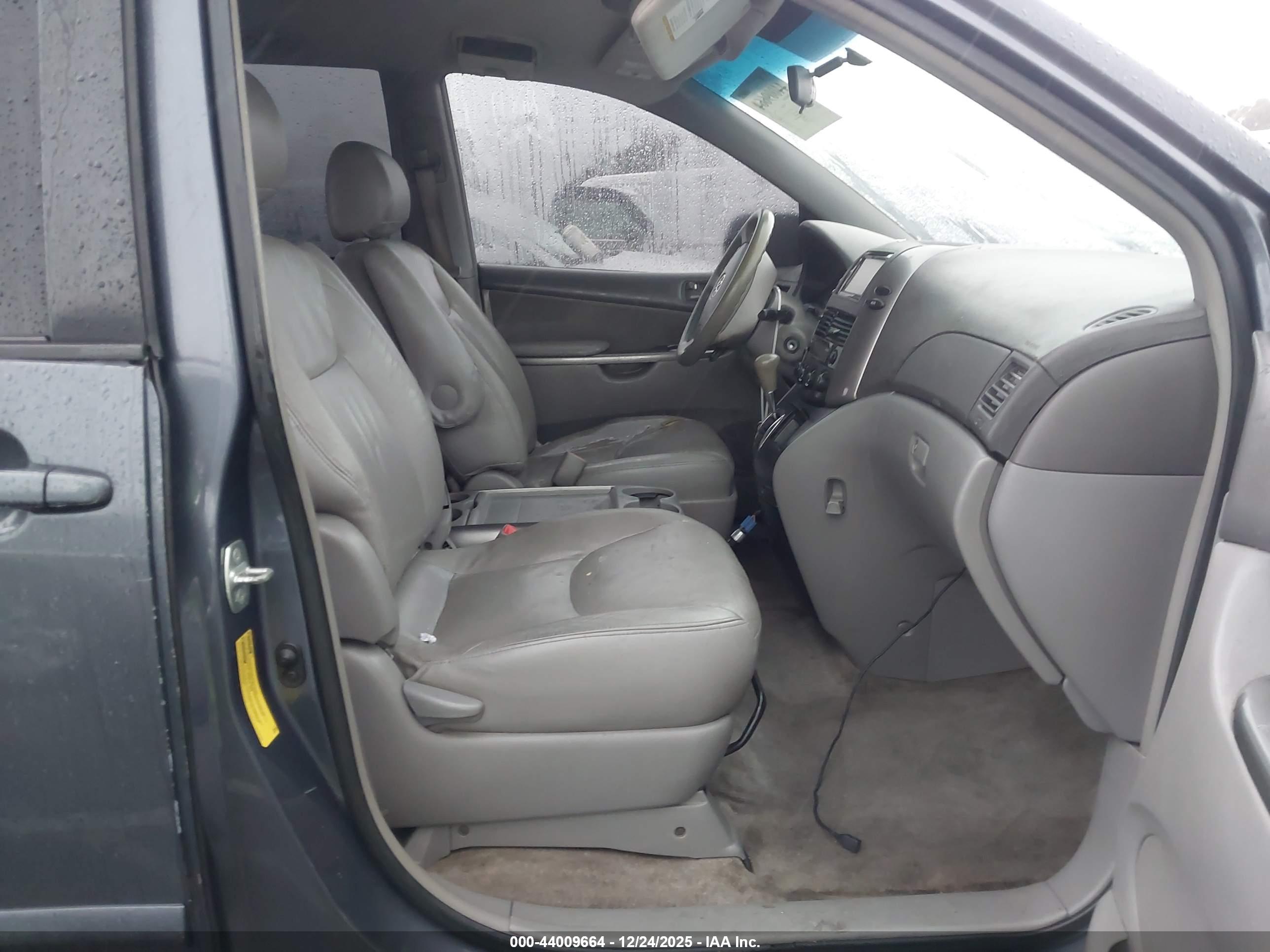 TOYOTA SIENNA image 5