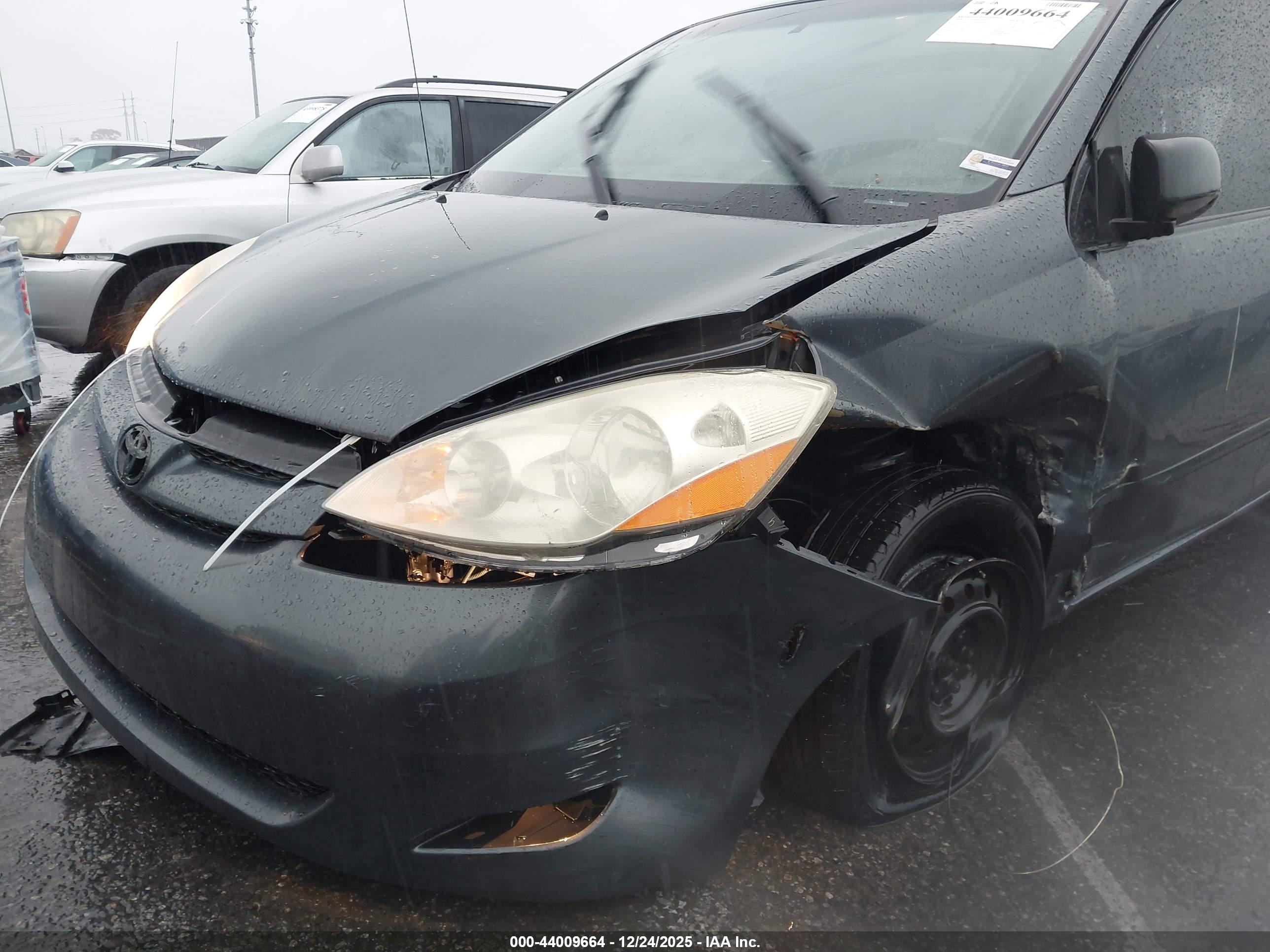 TOYOTA SIENNA image 6