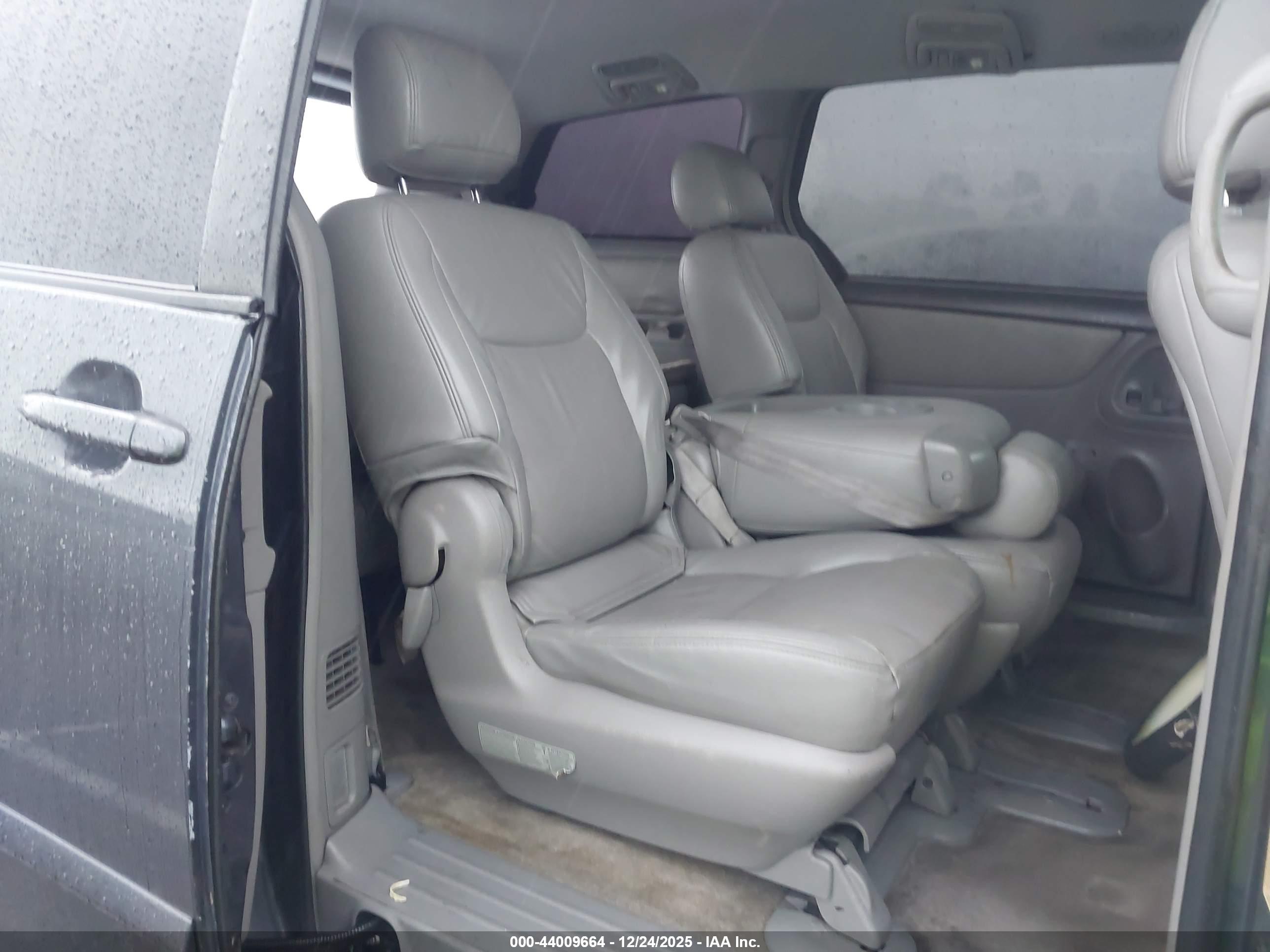 TOYOTA SIENNA image 8