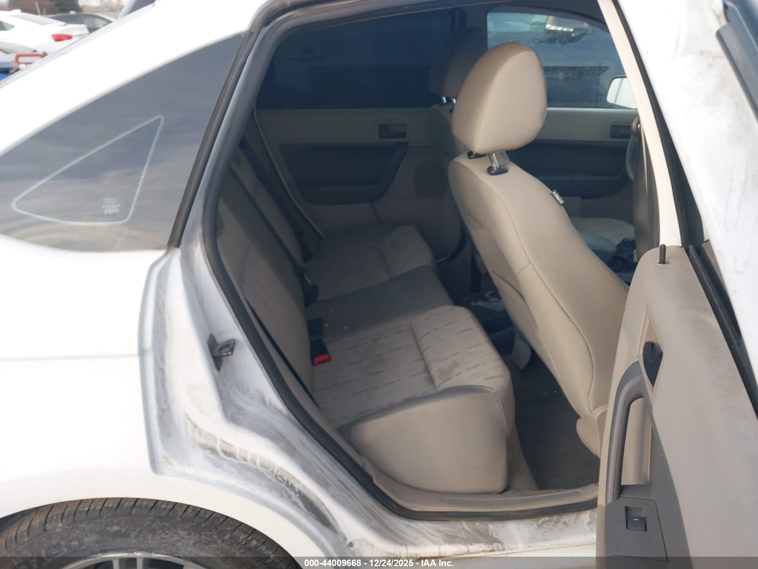 FORD FOCUS image 8