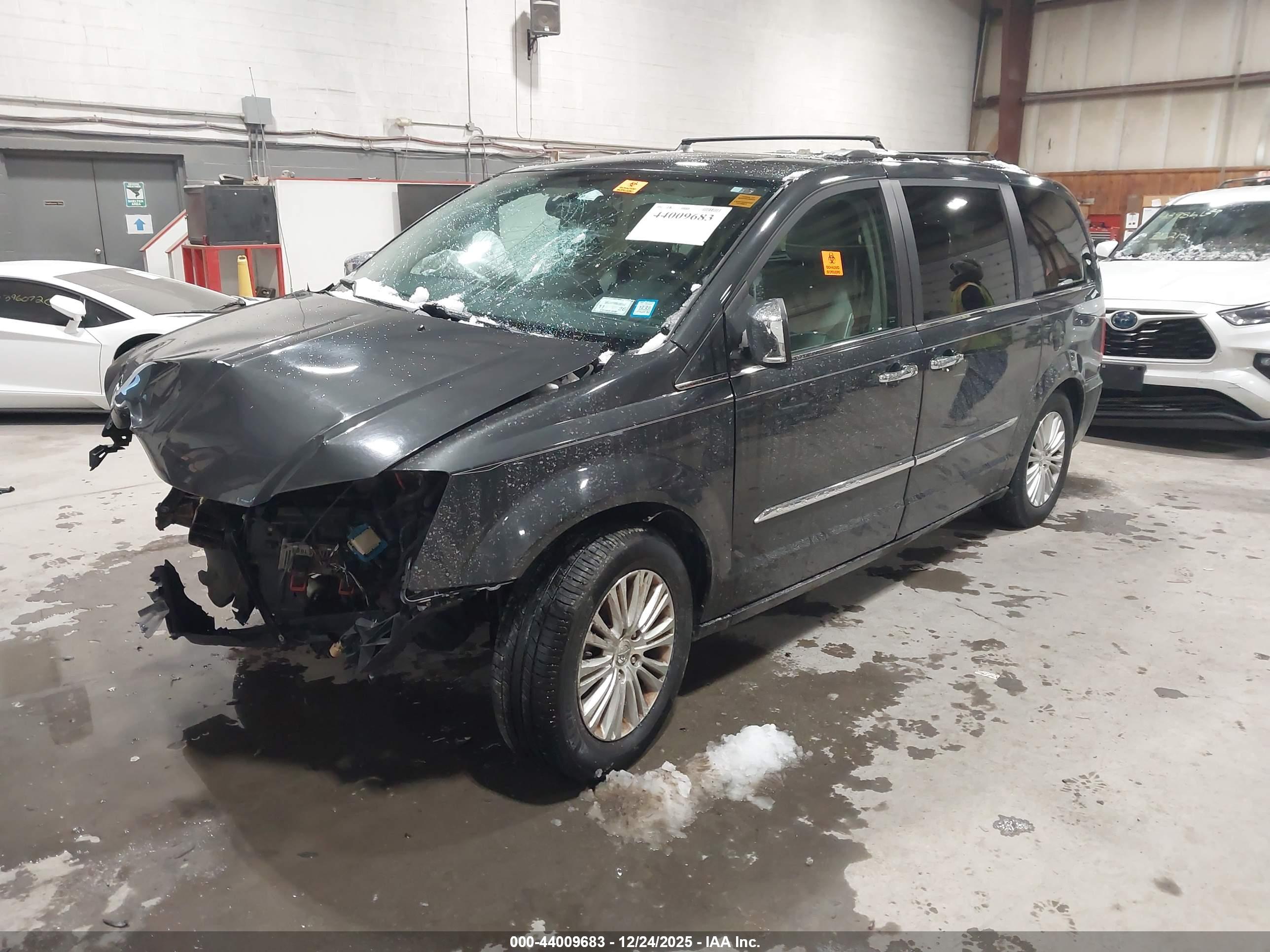 CHRYSLER TOWN image 2
