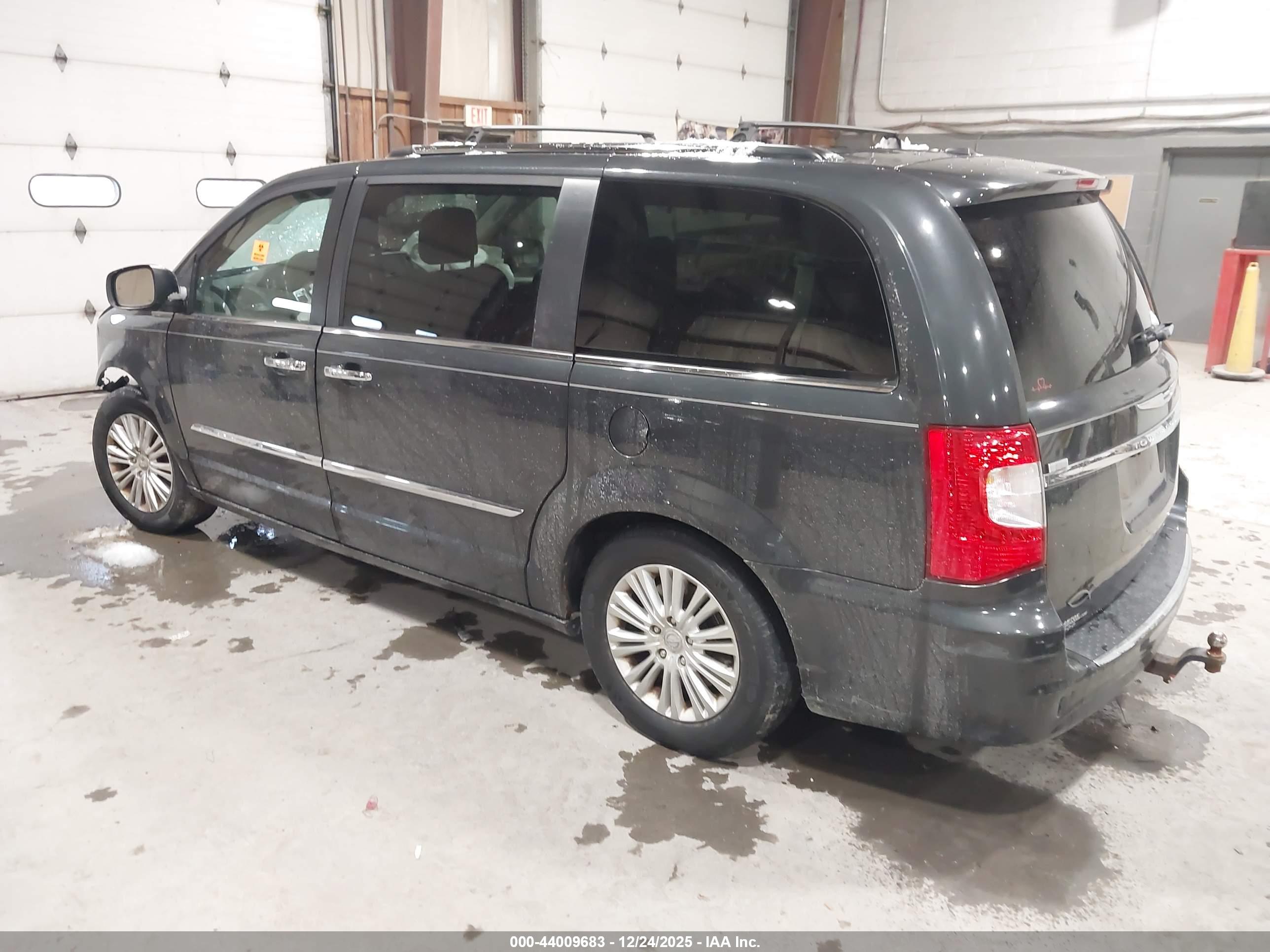 CHRYSLER TOWN image 3