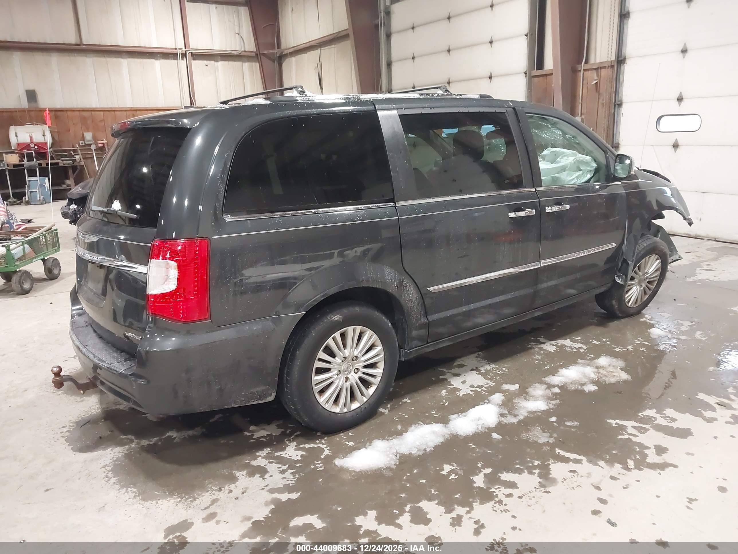 CHRYSLER TOWN image 4
