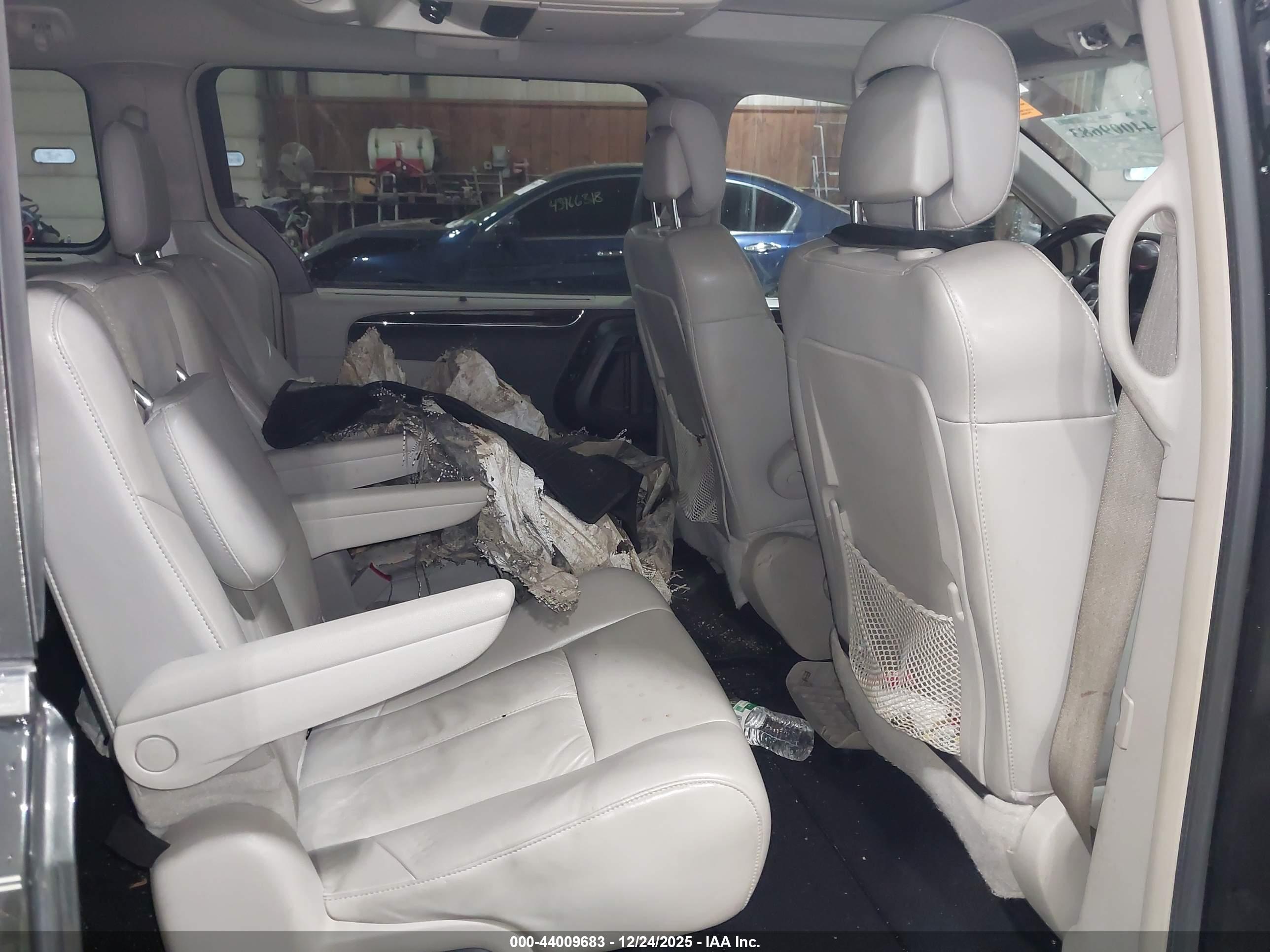 CHRYSLER TOWN image 8