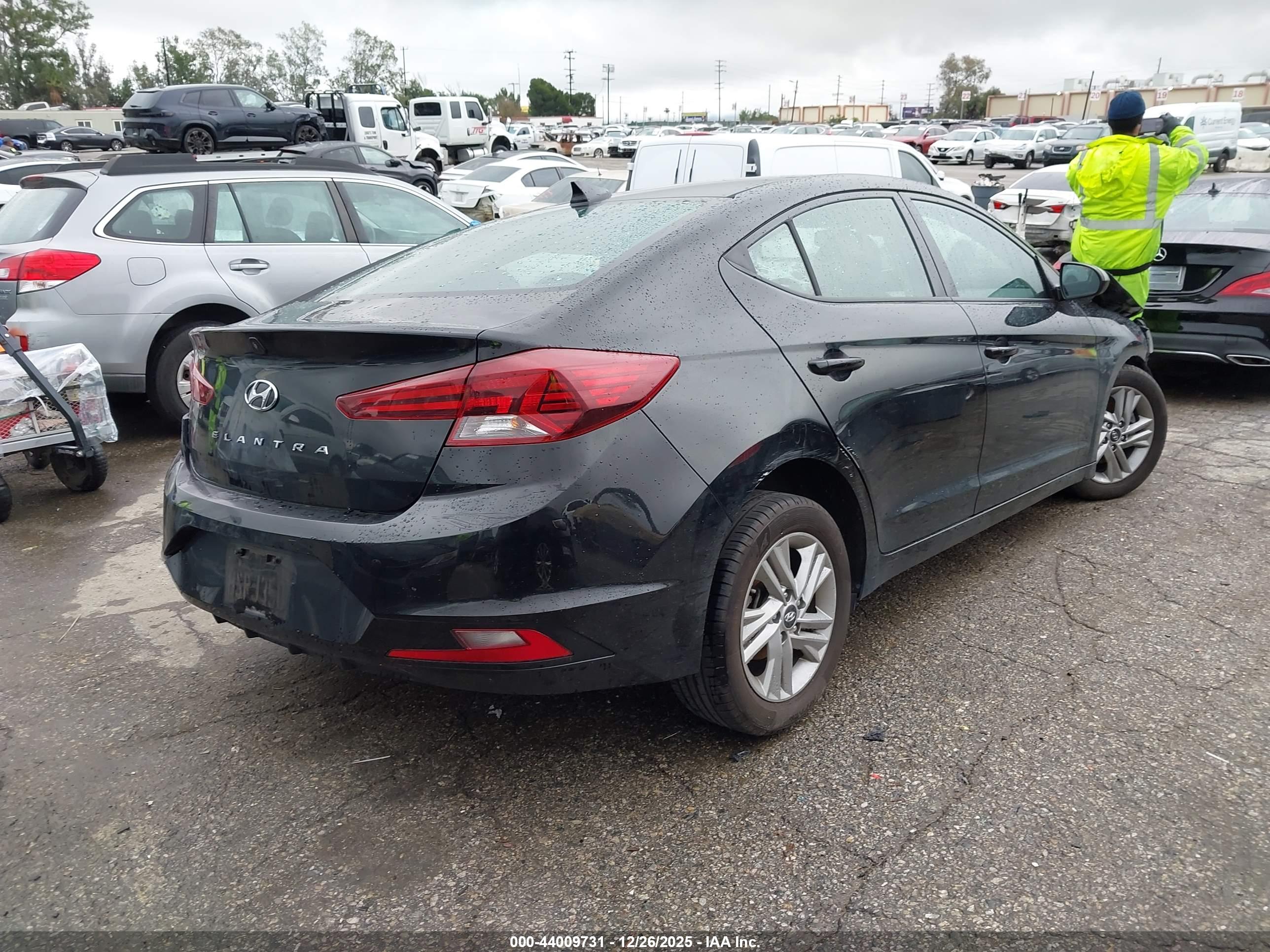 HYUNDAI ELANTRA image 4