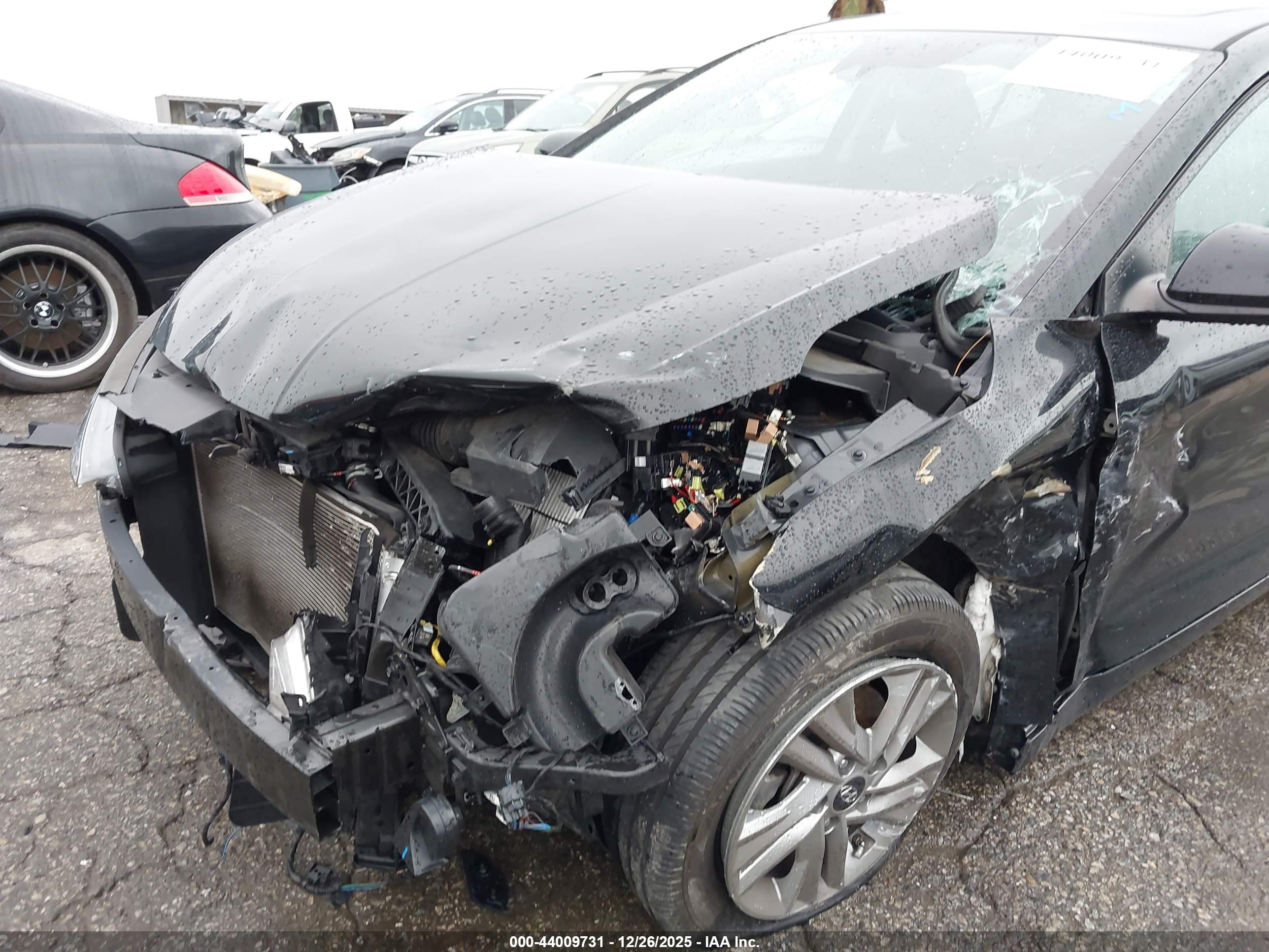 HYUNDAI ELANTRA image 6