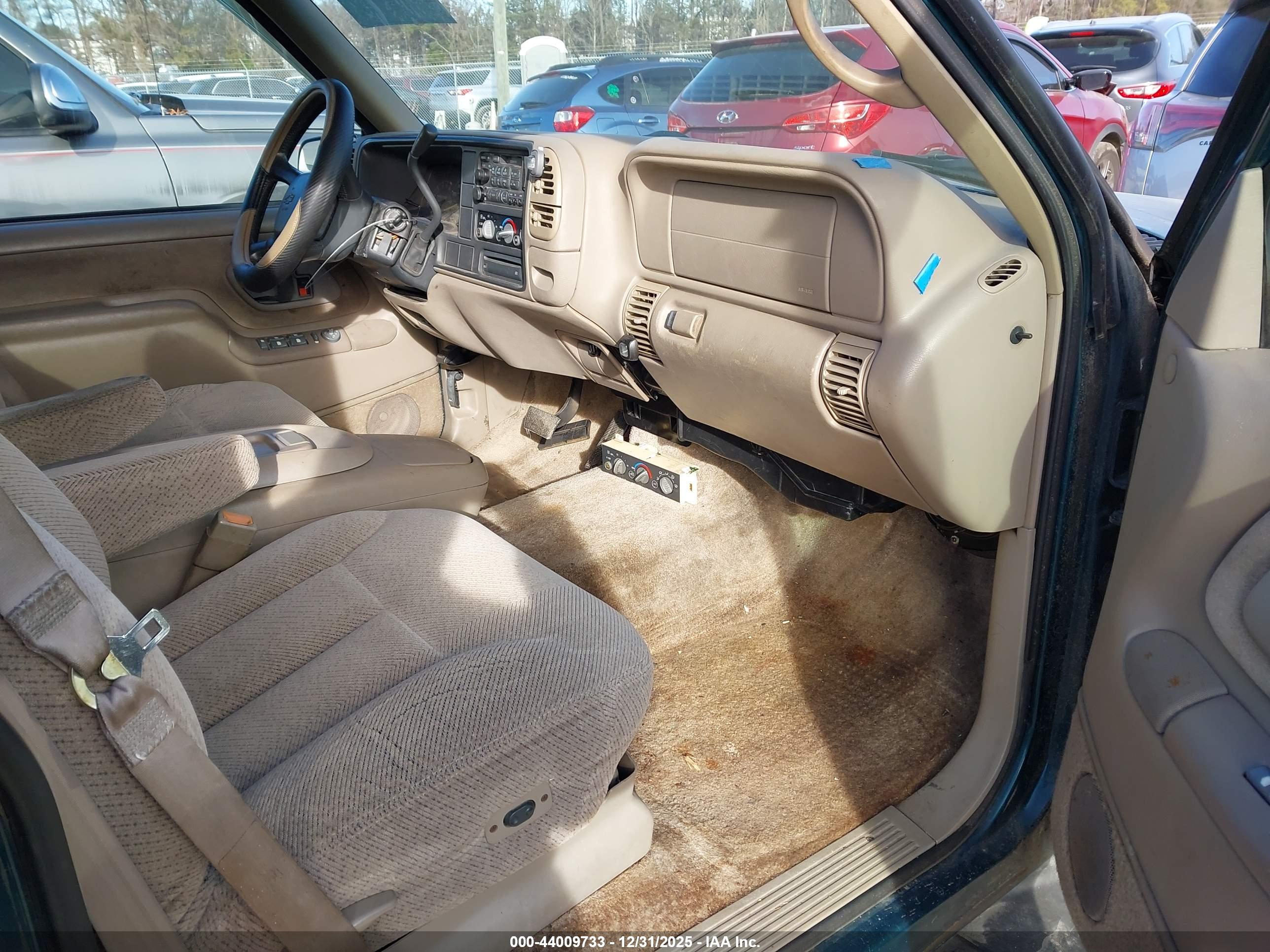 CHEVROLET SUBURBAN image 5