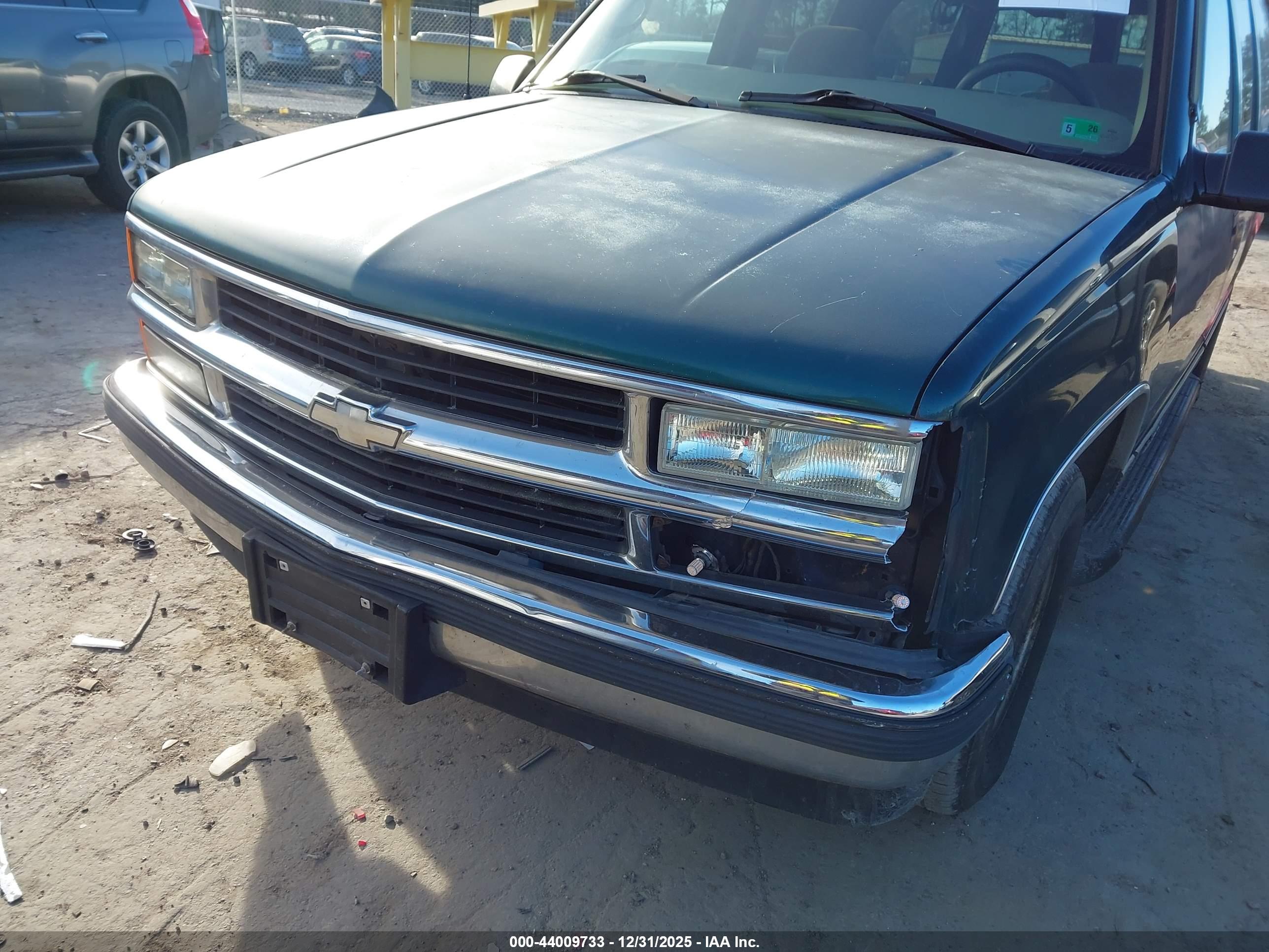 CHEVROLET SUBURBAN image 6