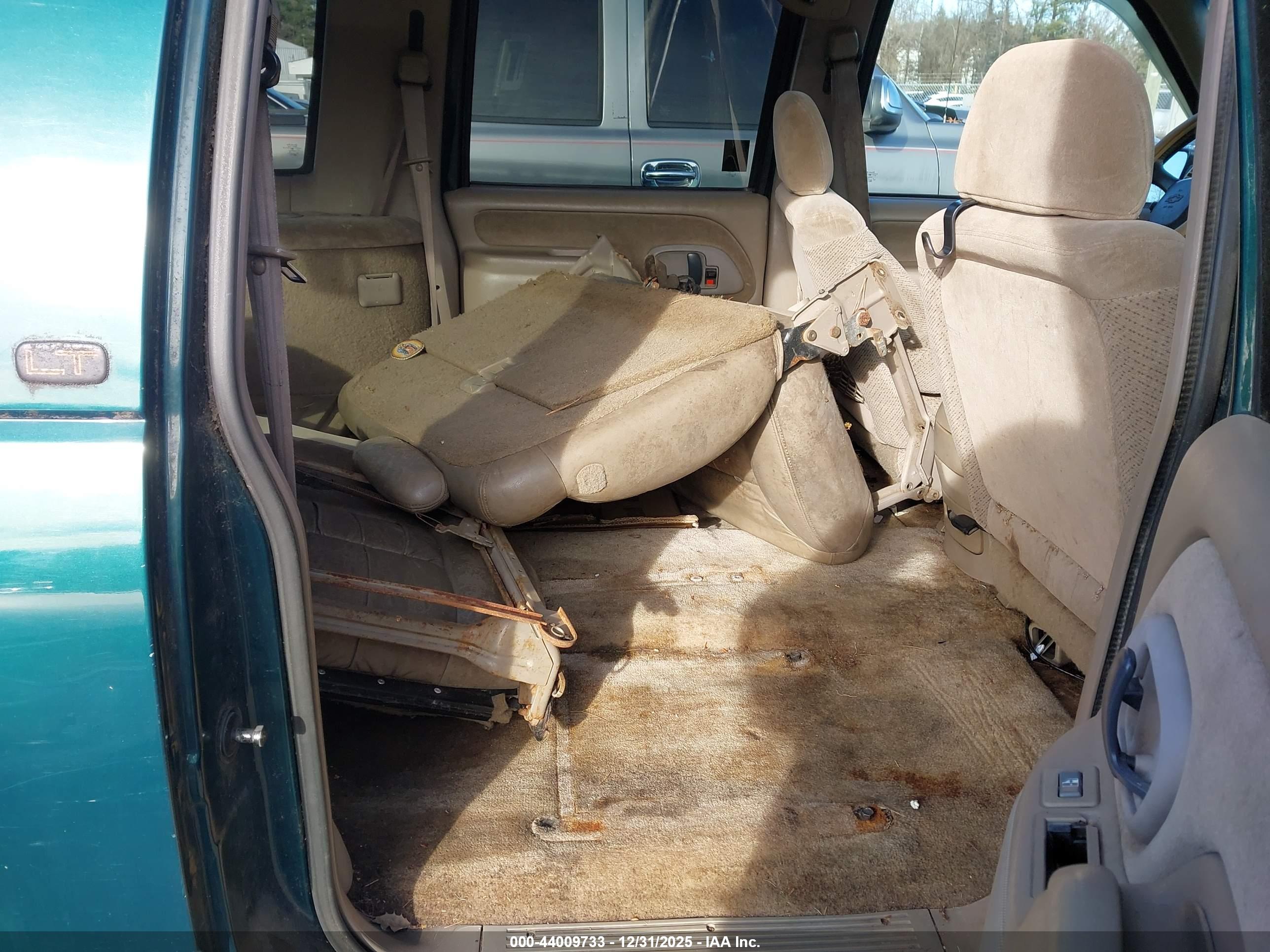 CHEVROLET SUBURBAN image 8