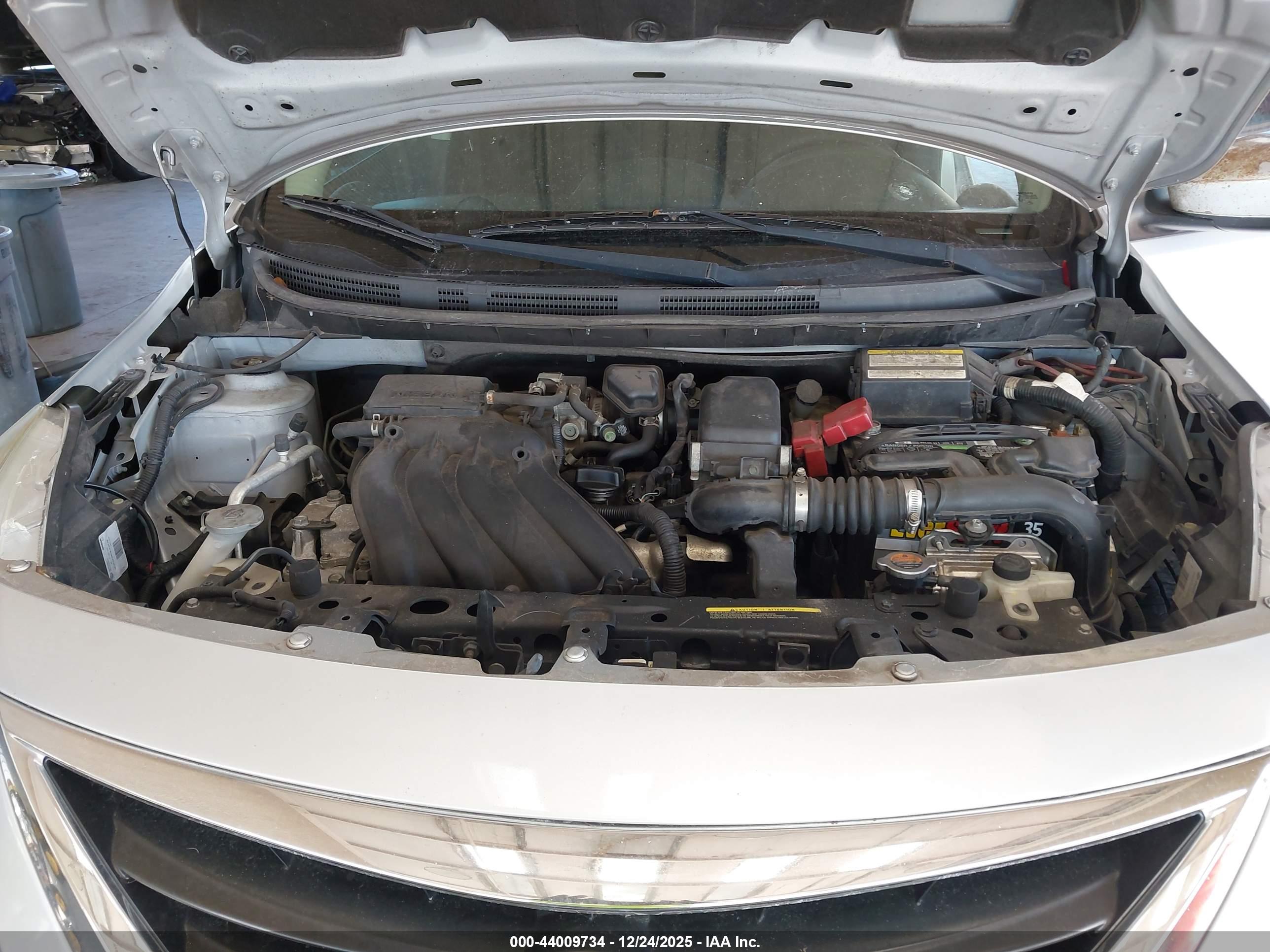 NISSAN VERSA image 10