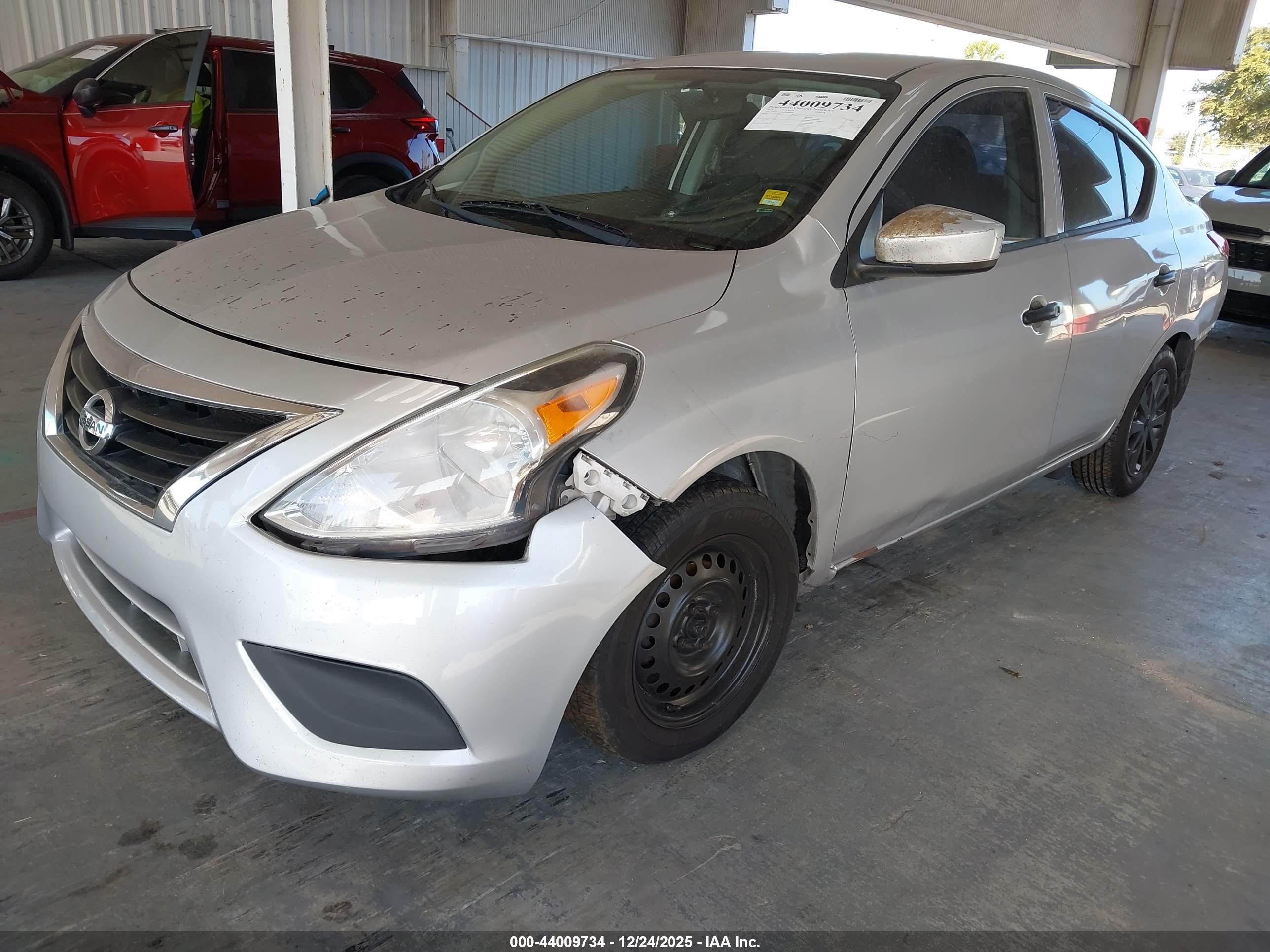 NISSAN VERSA image 2