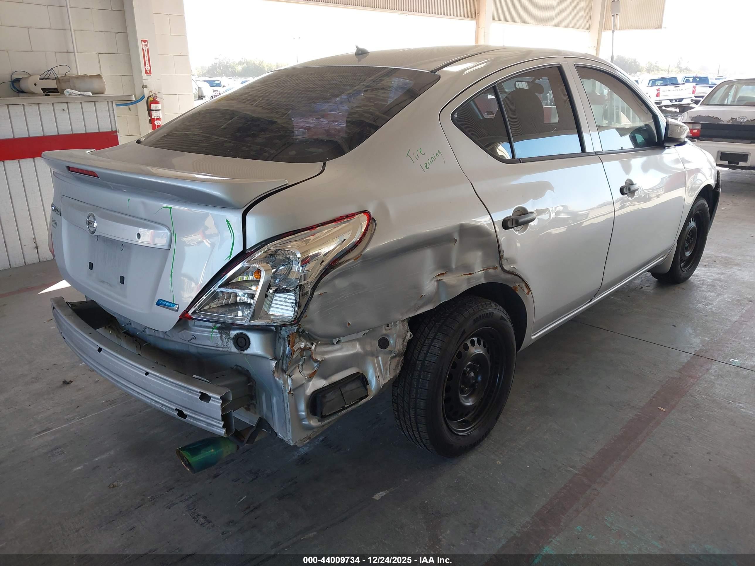 NISSAN VERSA image 4