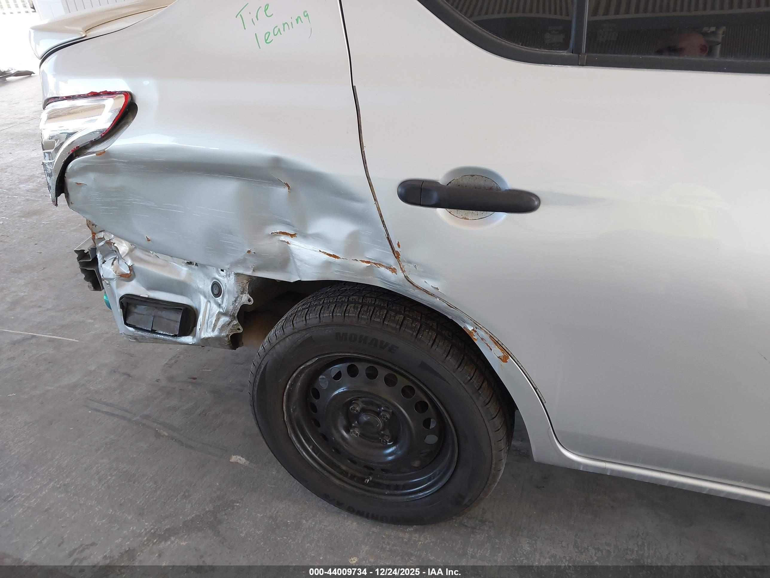 NISSAN VERSA image 6