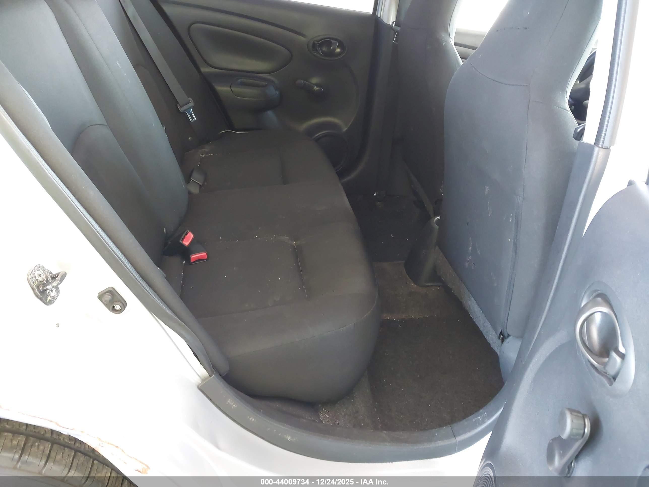 NISSAN VERSA image 8