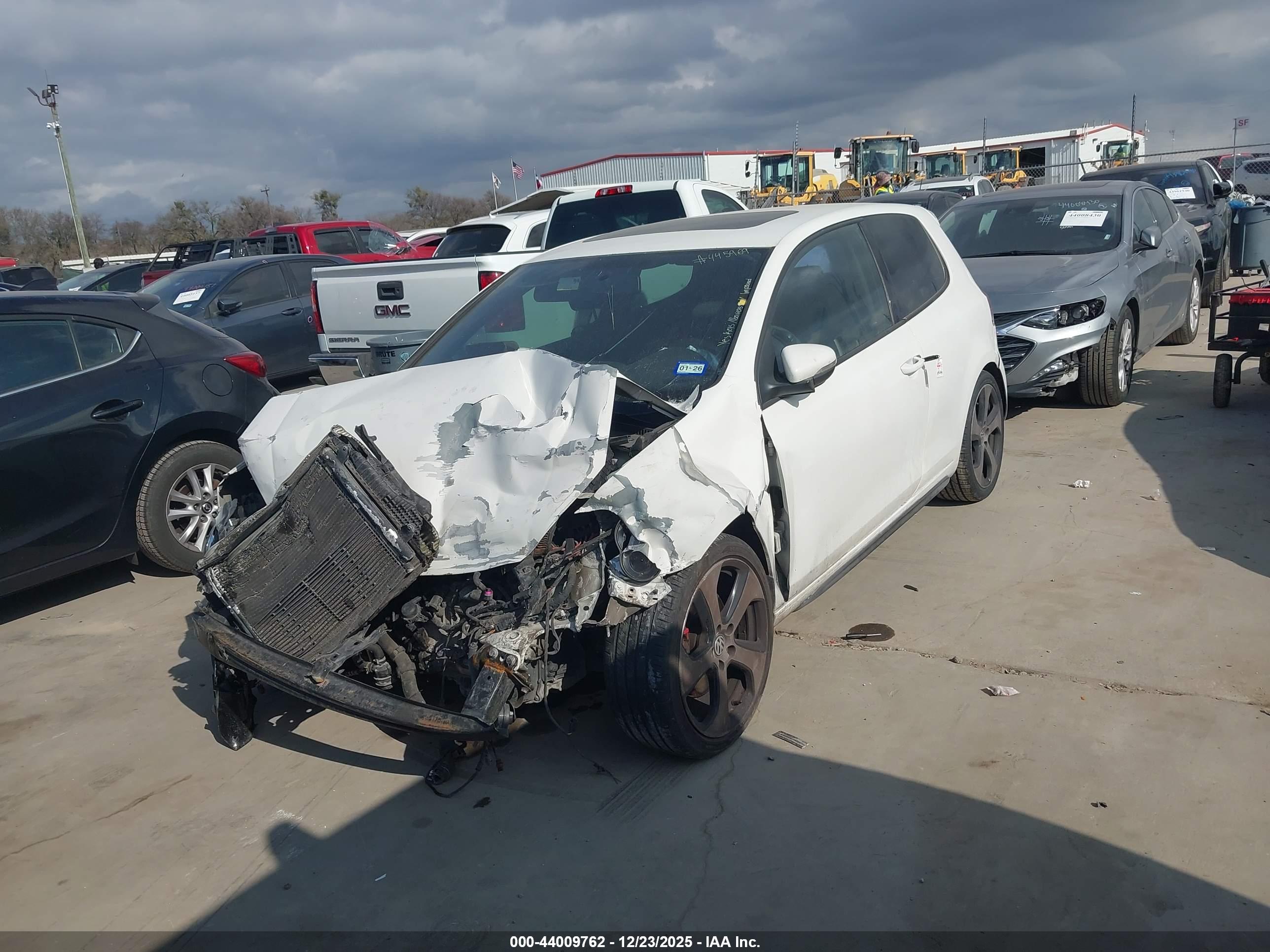 VOLKSWAGEN GTI image 2