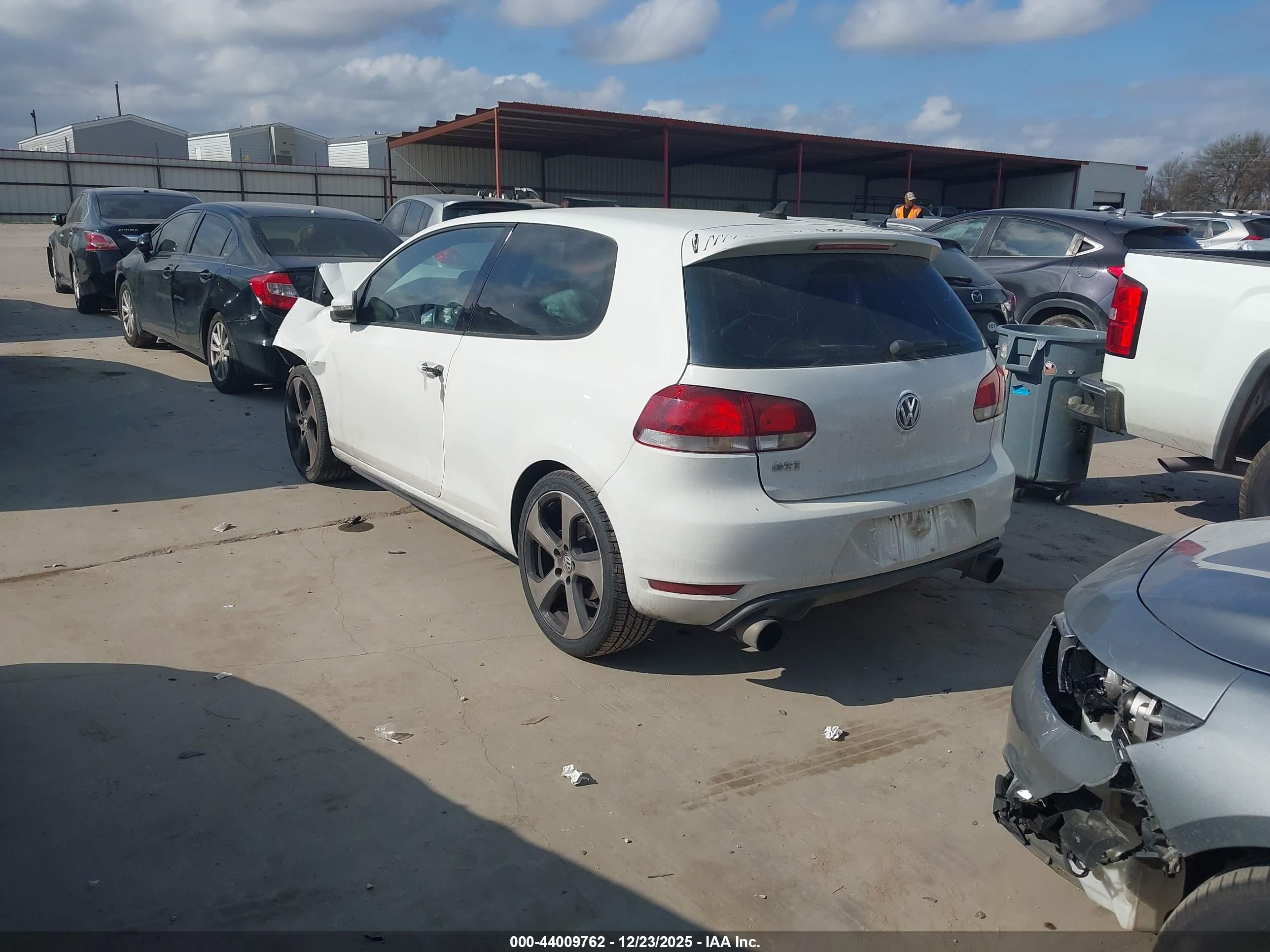 VOLKSWAGEN GTI image 3