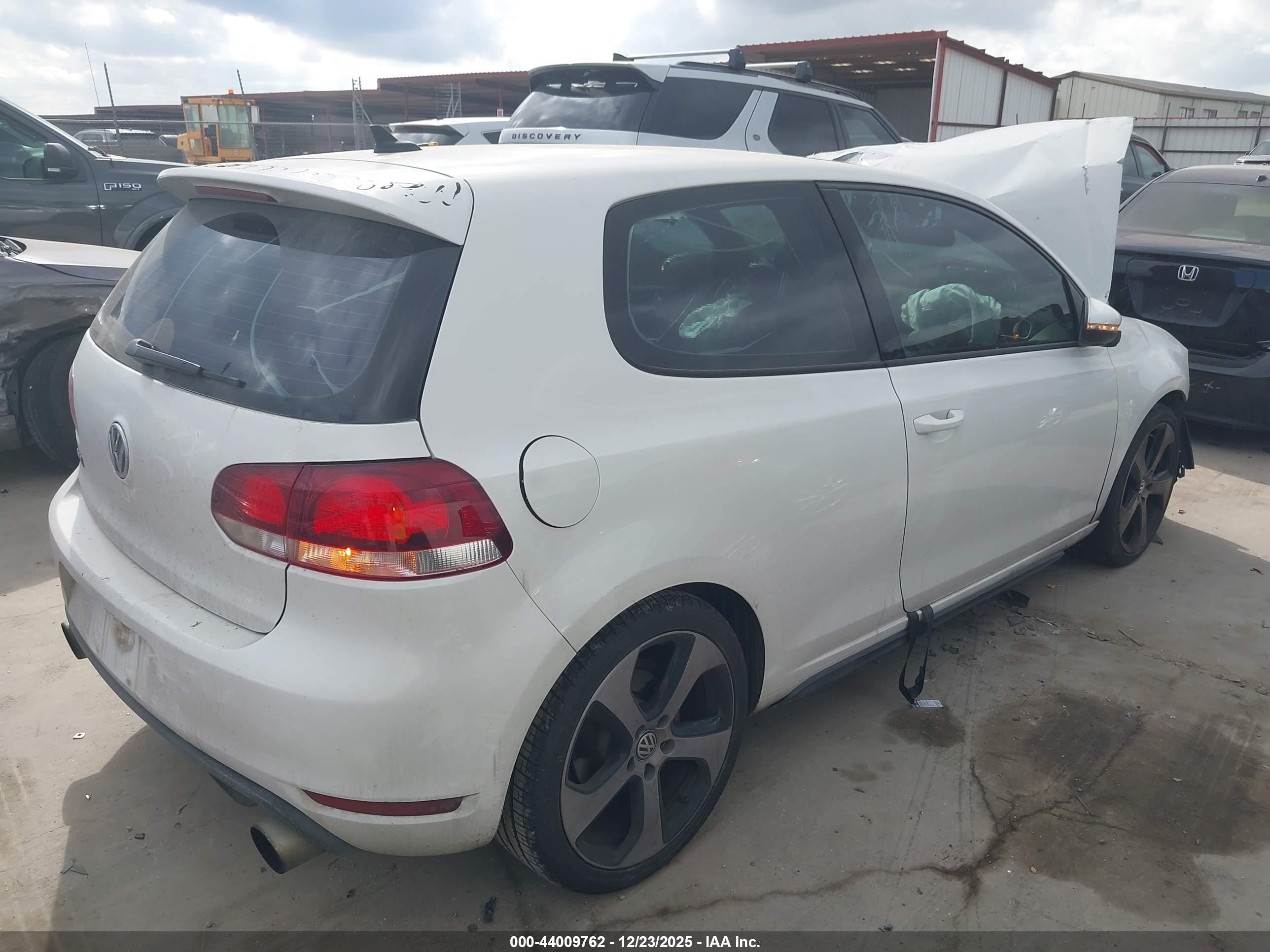 VOLKSWAGEN GTI image 4