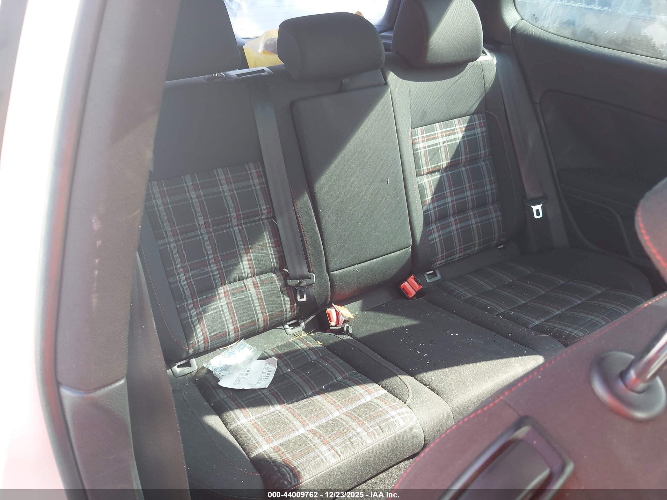 VOLKSWAGEN GTI image 8