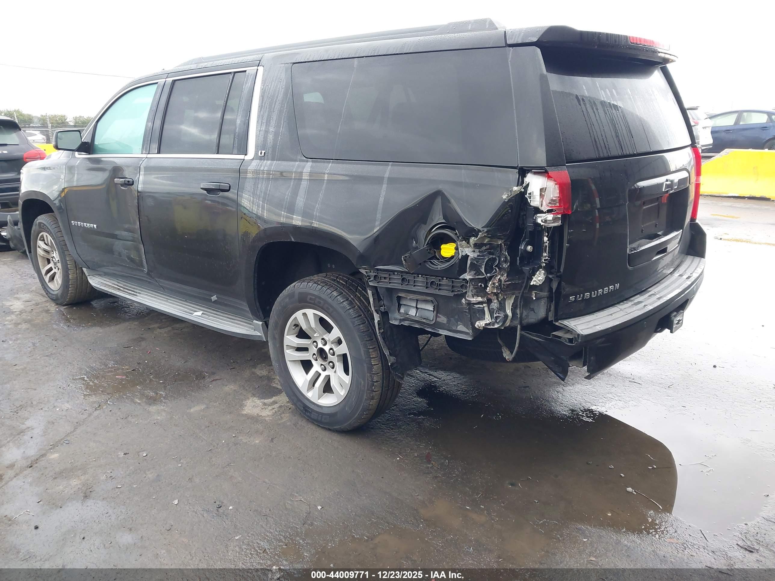 CHEVROLET SUBURBAN image 3