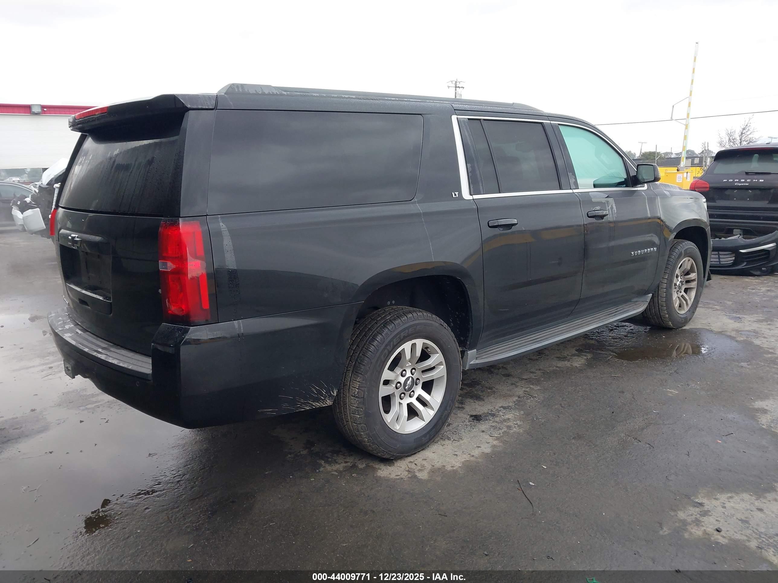 CHEVROLET SUBURBAN image 4