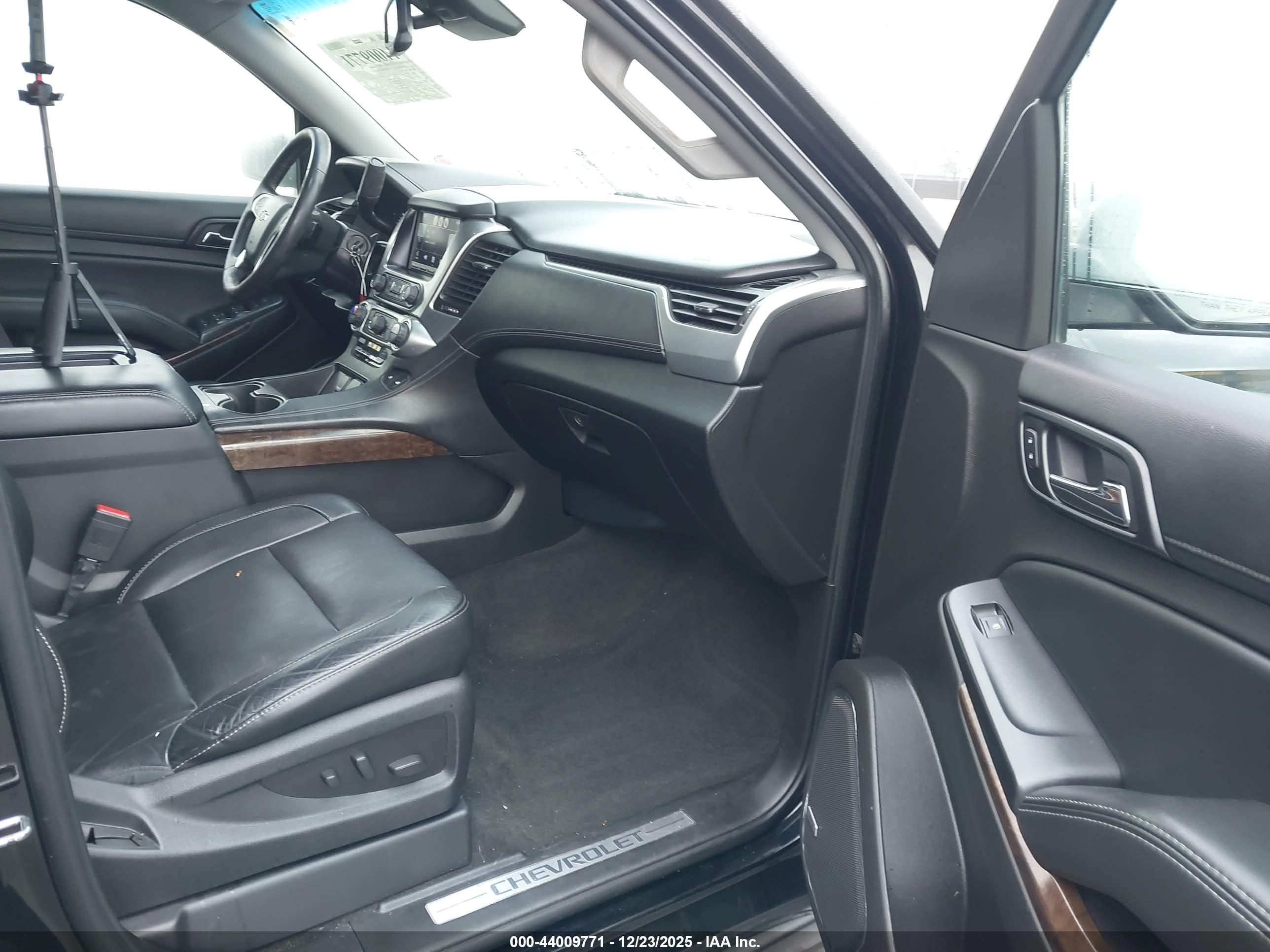CHEVROLET SUBURBAN image 5