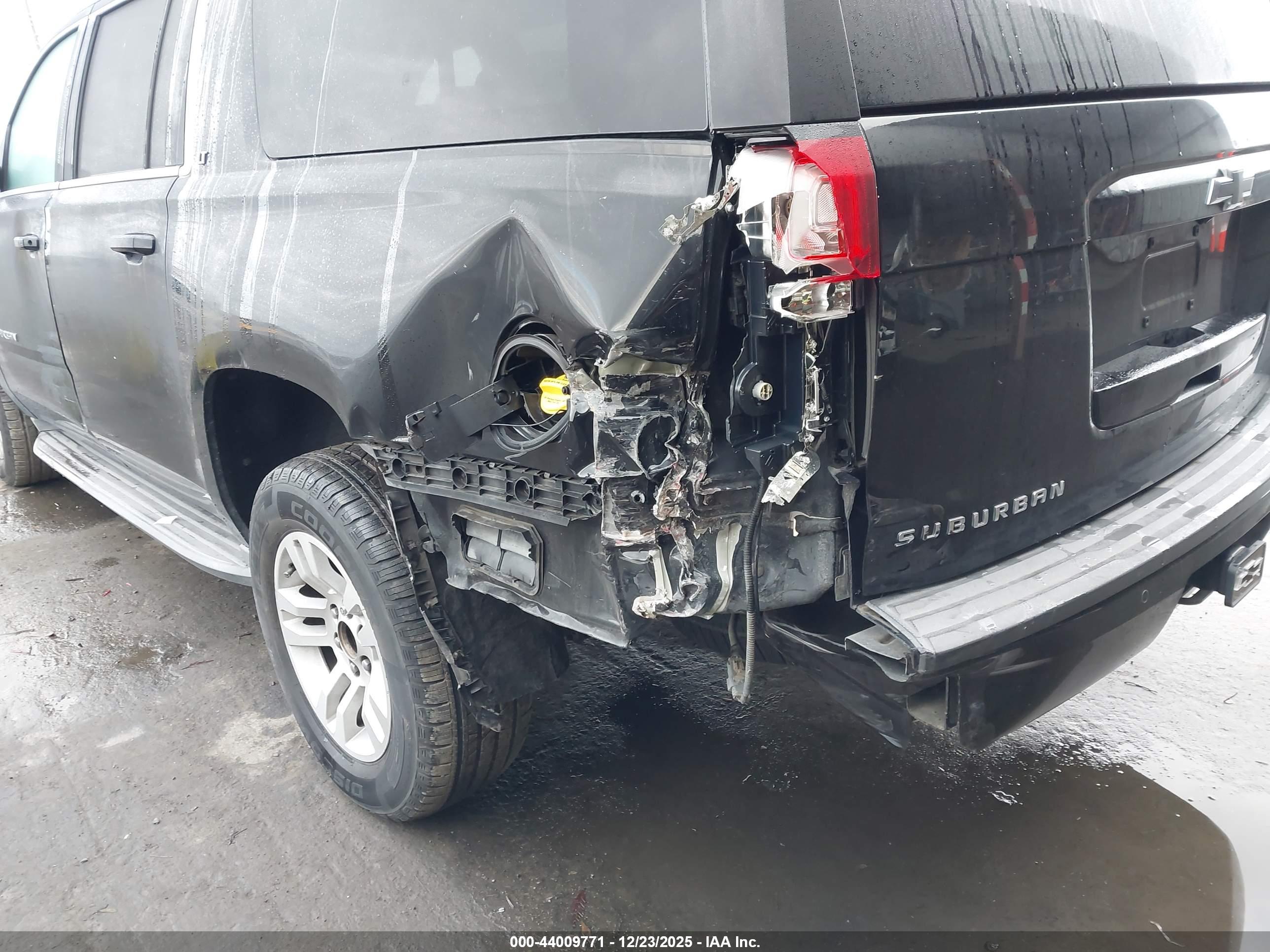 CHEVROLET SUBURBAN image 6