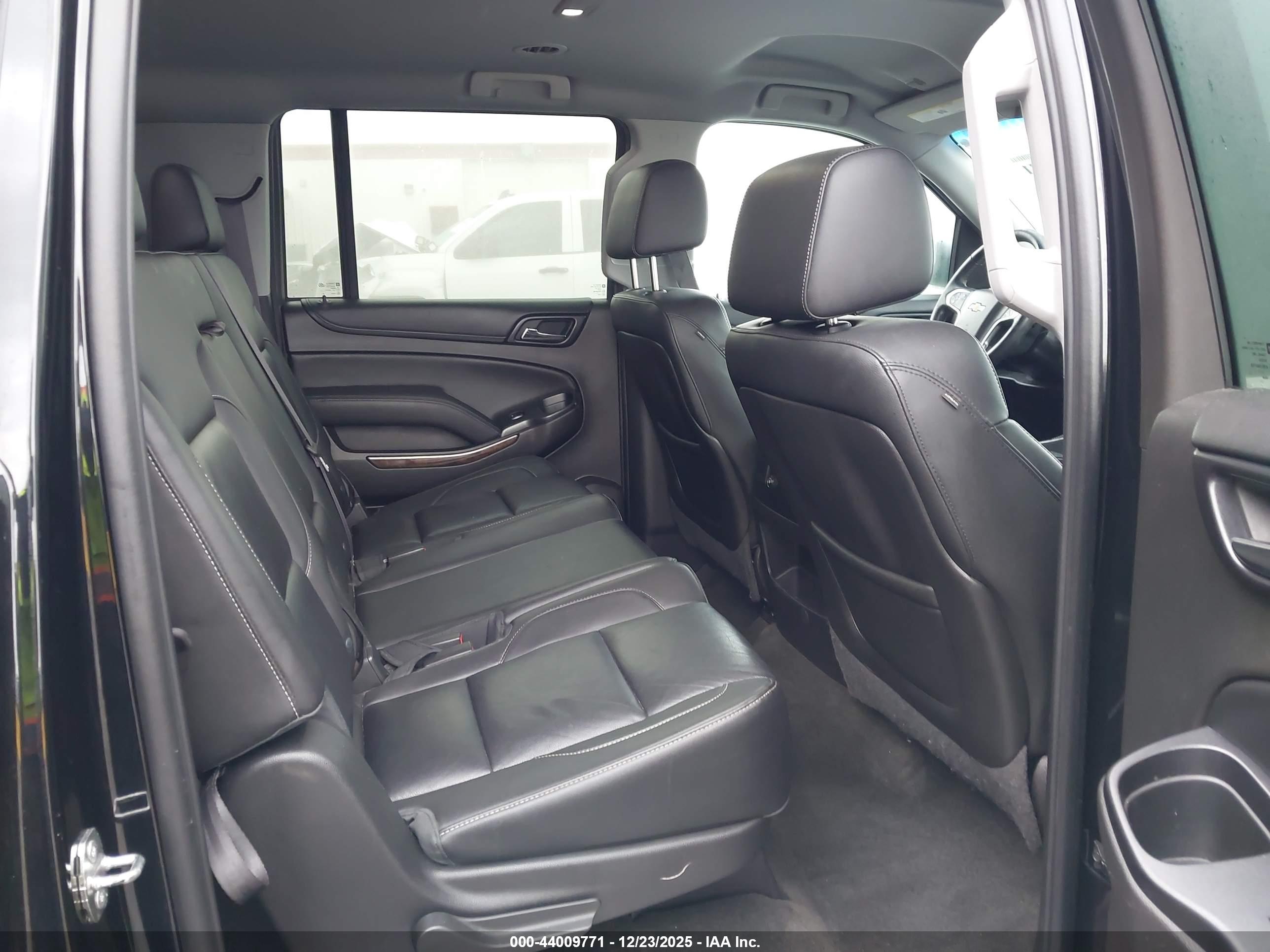 CHEVROLET SUBURBAN image 8