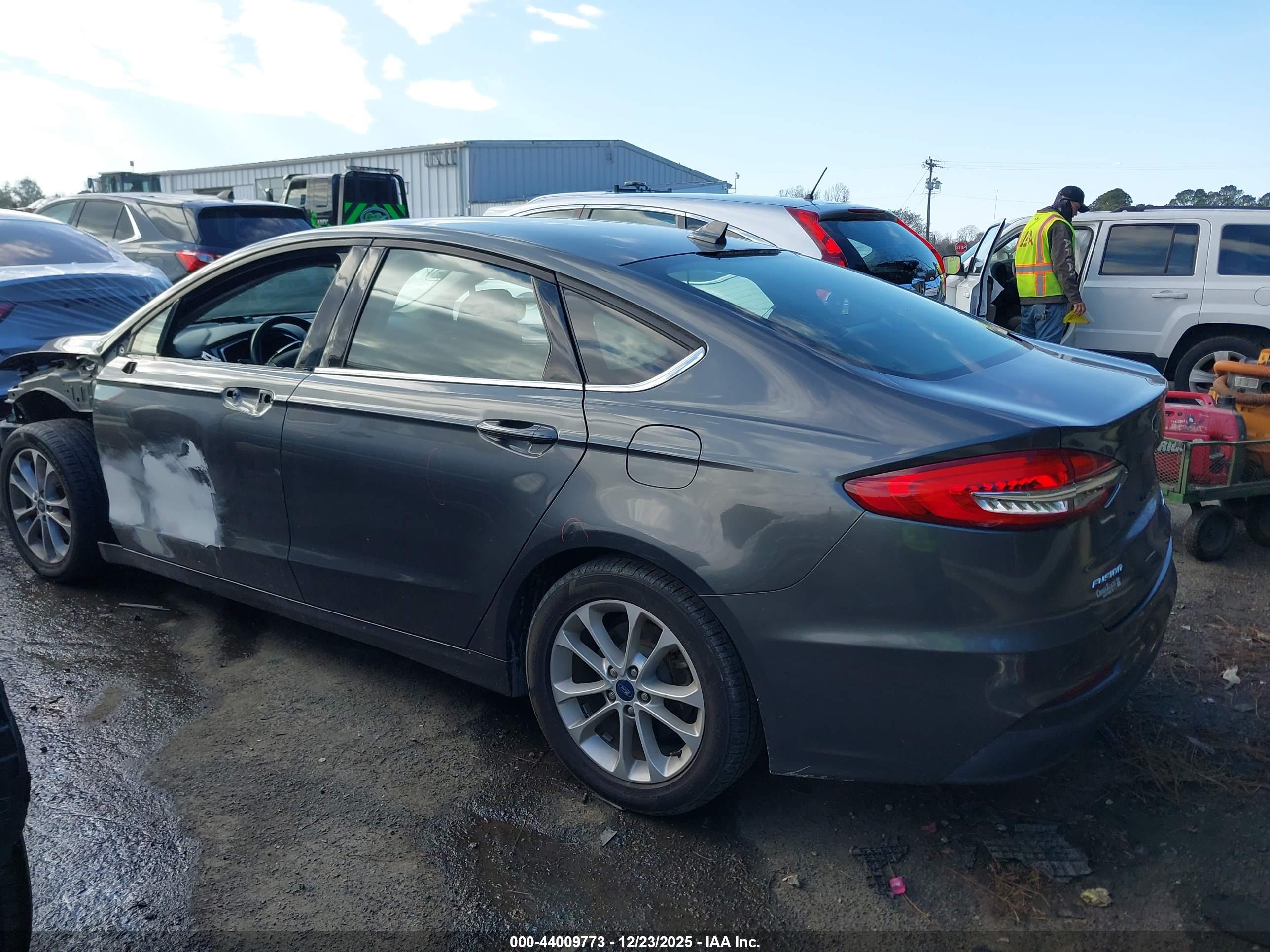 FORD FUSION image 3