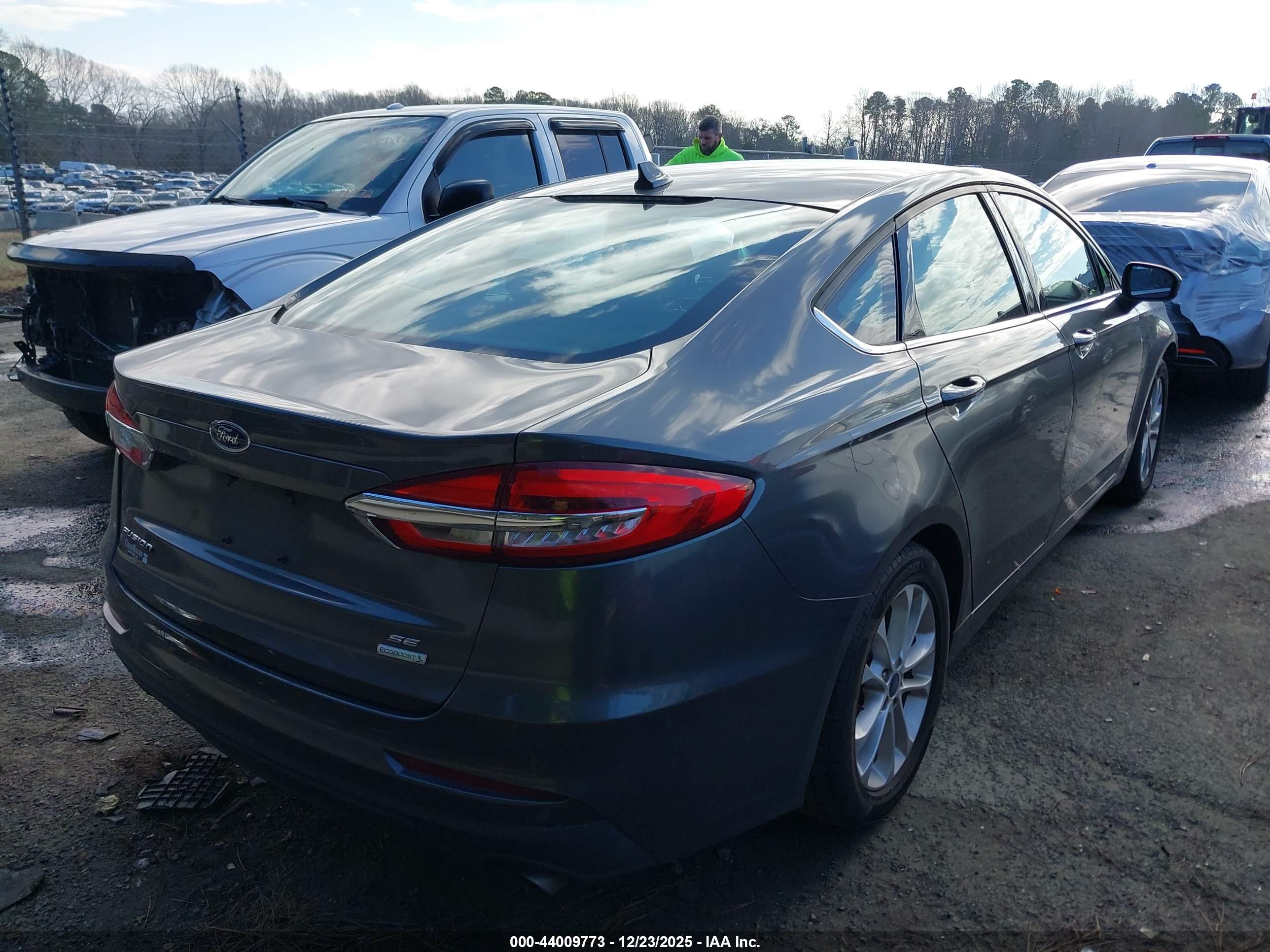 FORD FUSION image 4