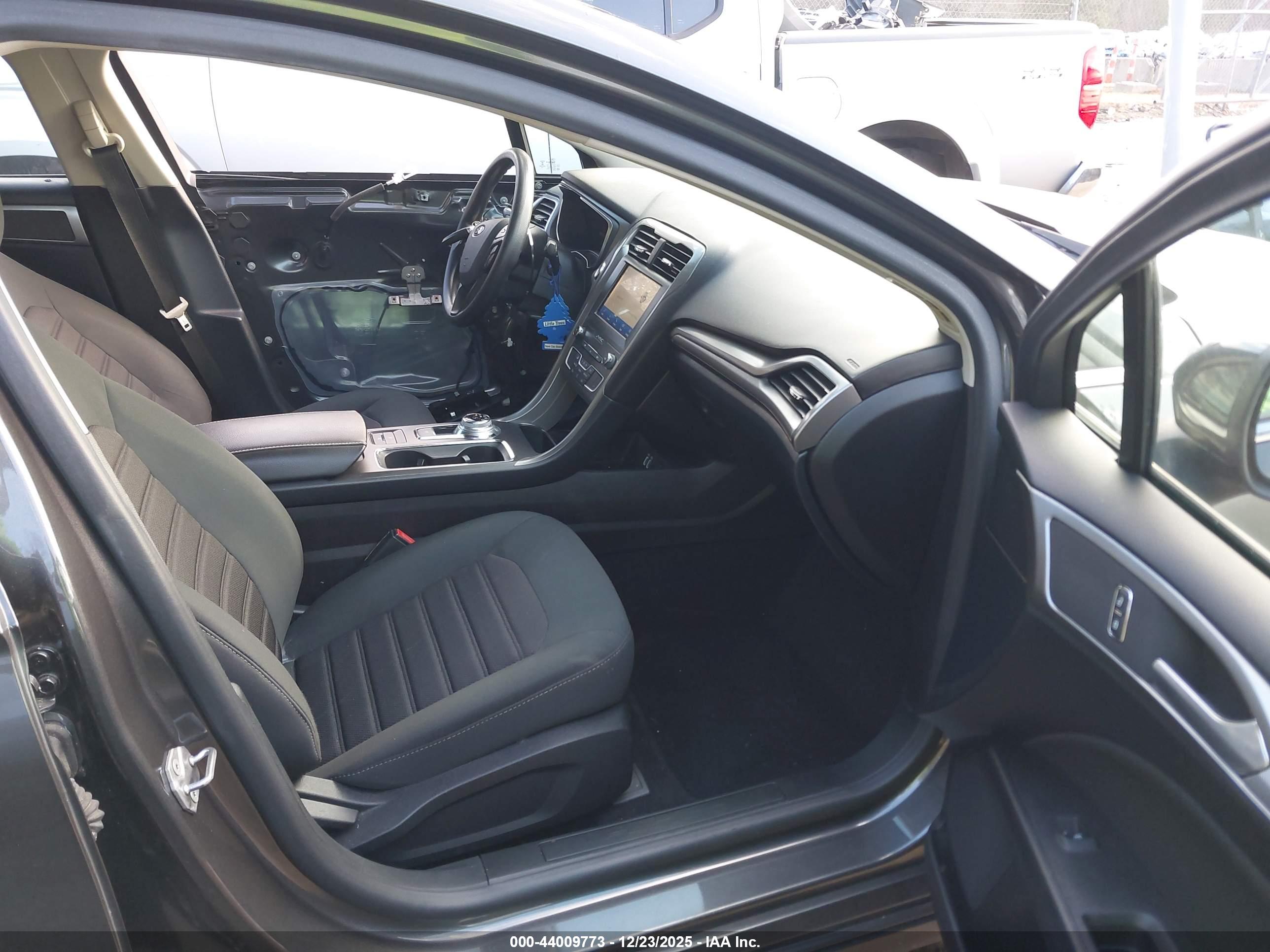 FORD FUSION image 5