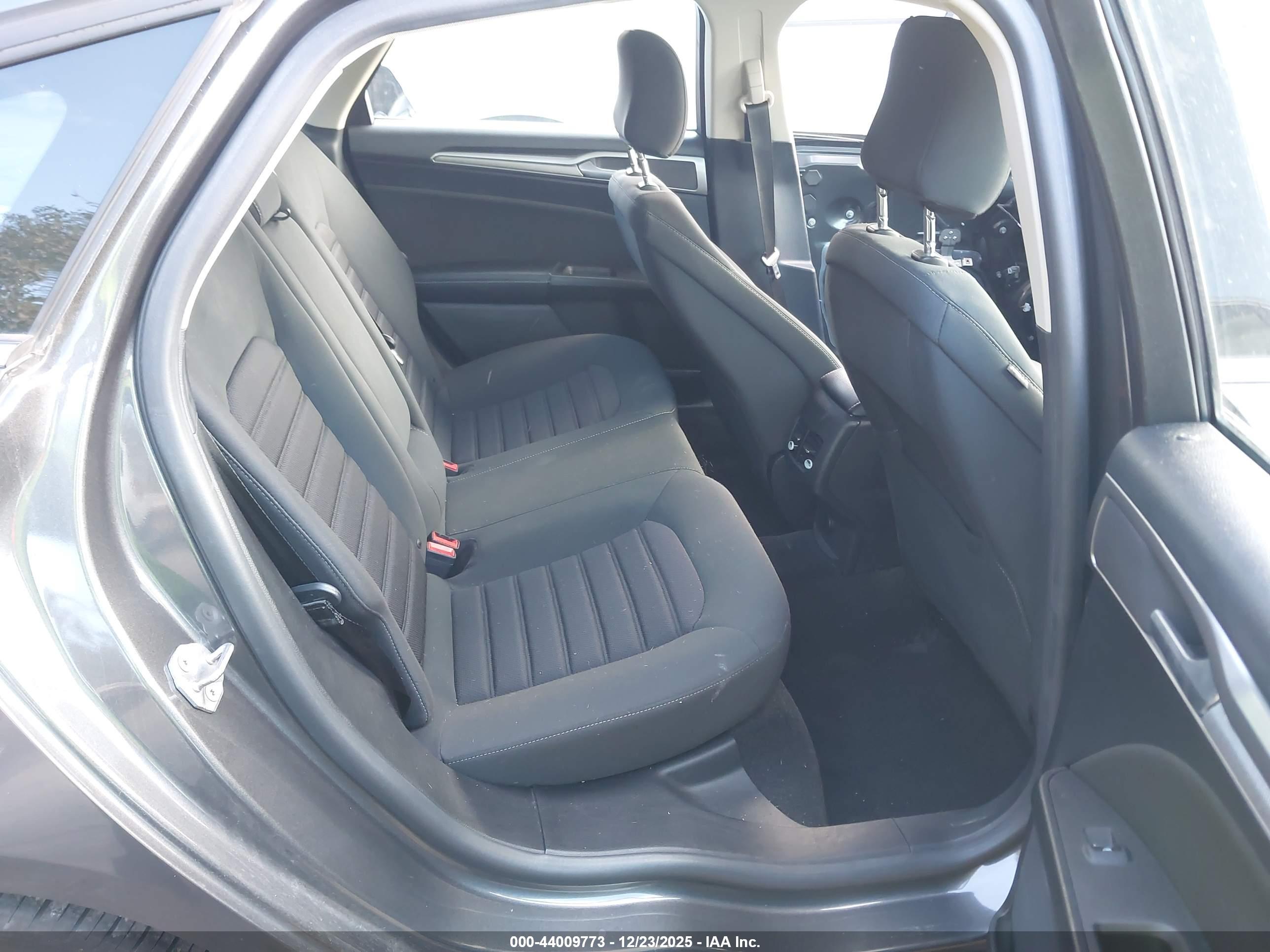 FORD FUSION image 8