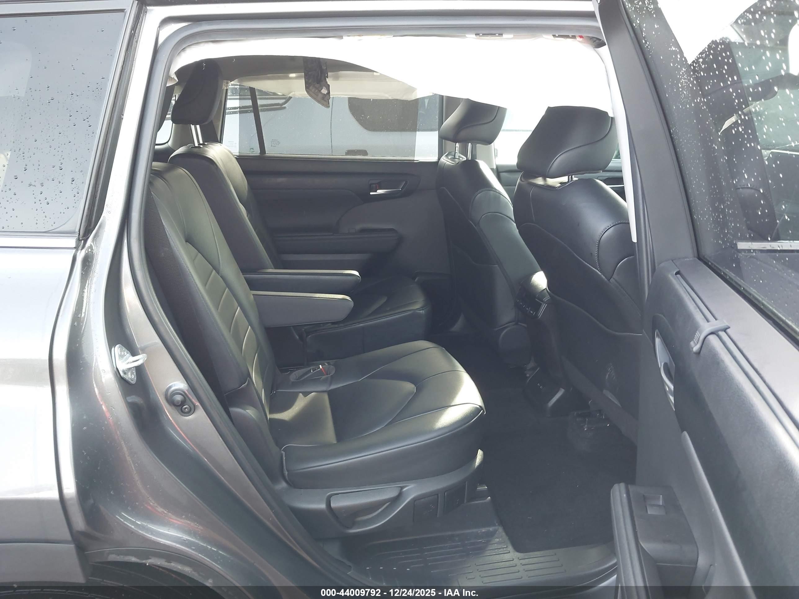 TOYOTA HIGHLANDER image 8