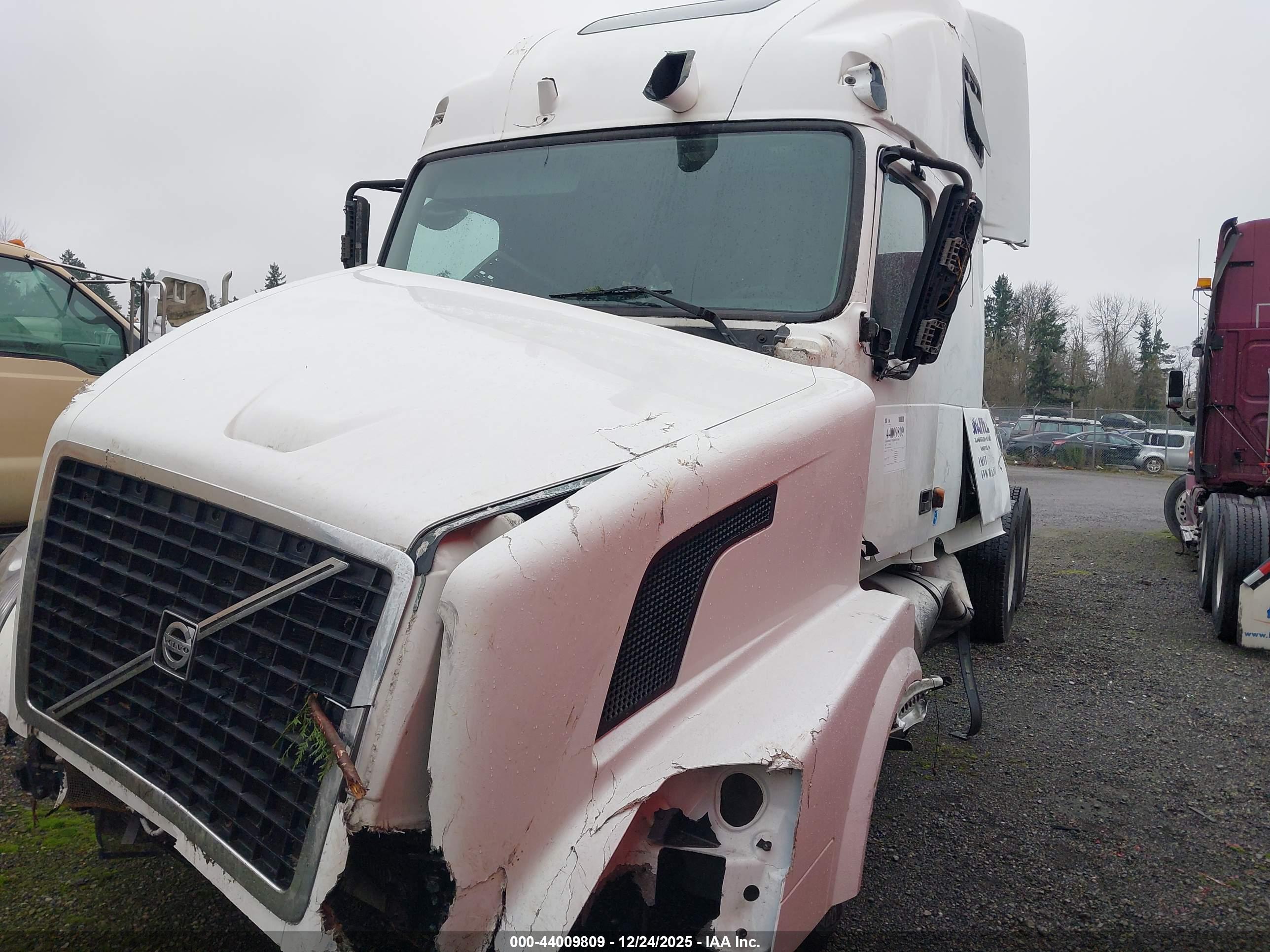 VOLVO VN image 2
