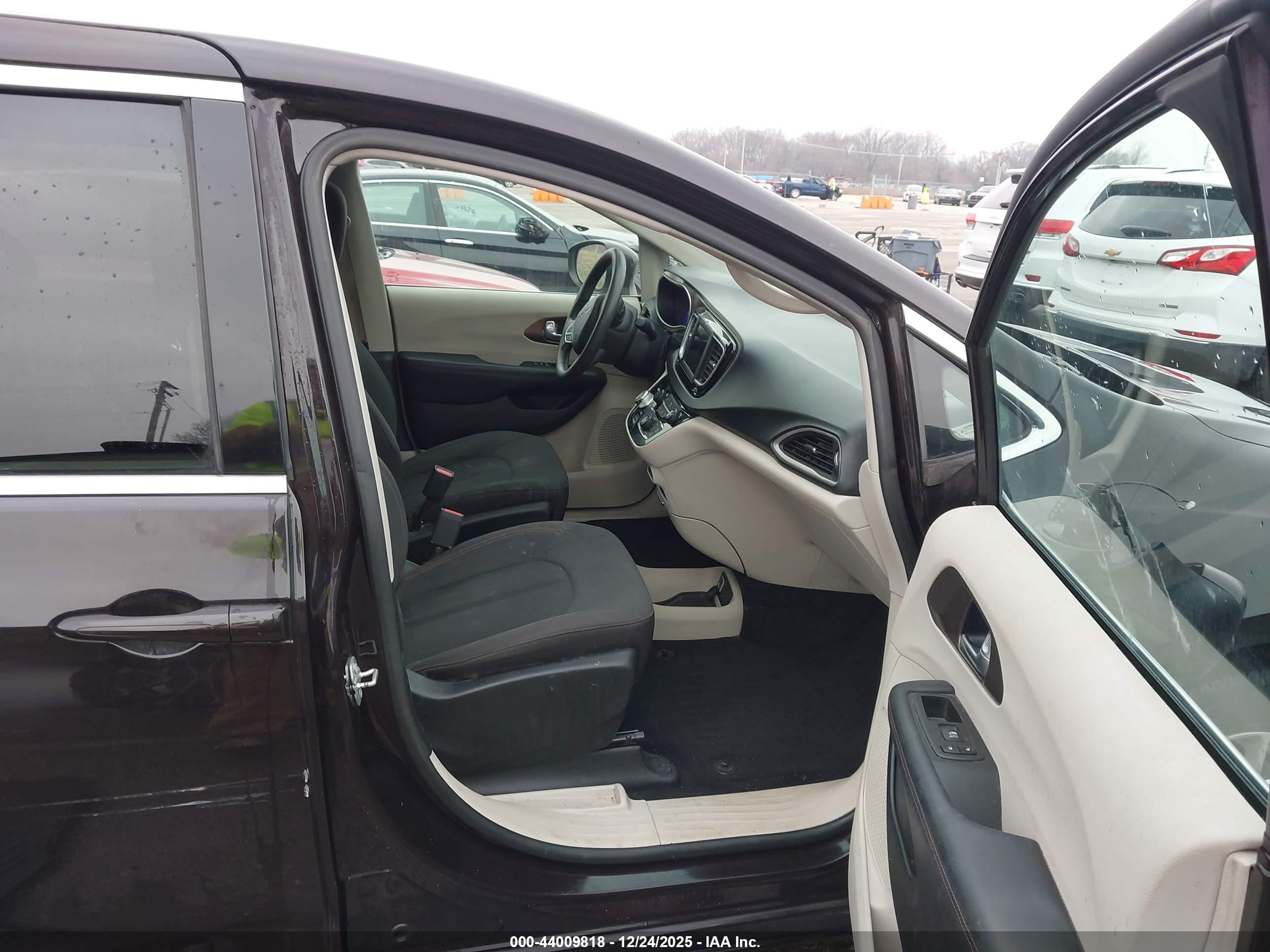 CHRYSLER PACIFICA image 5