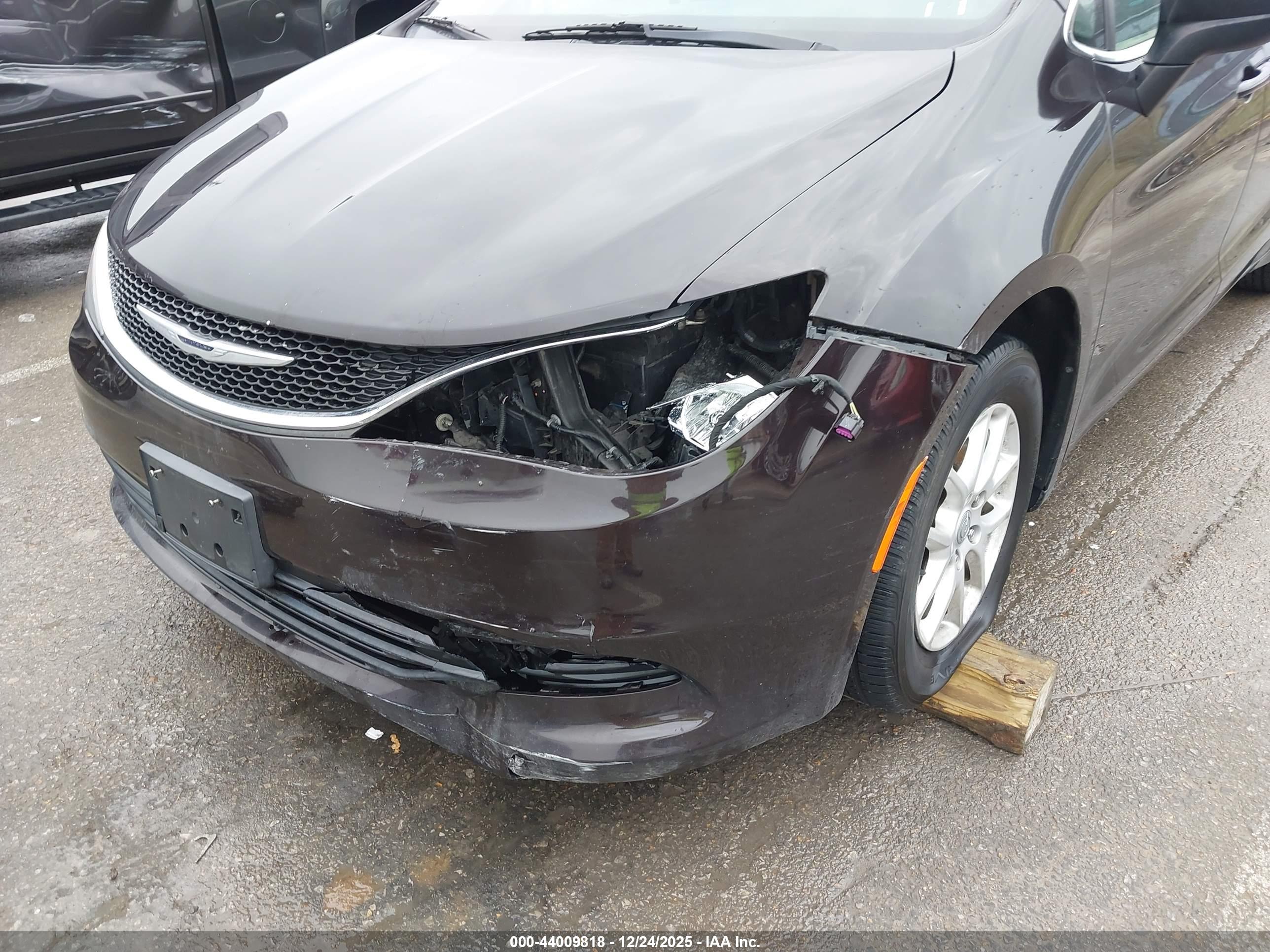 CHRYSLER PACIFICA image 6