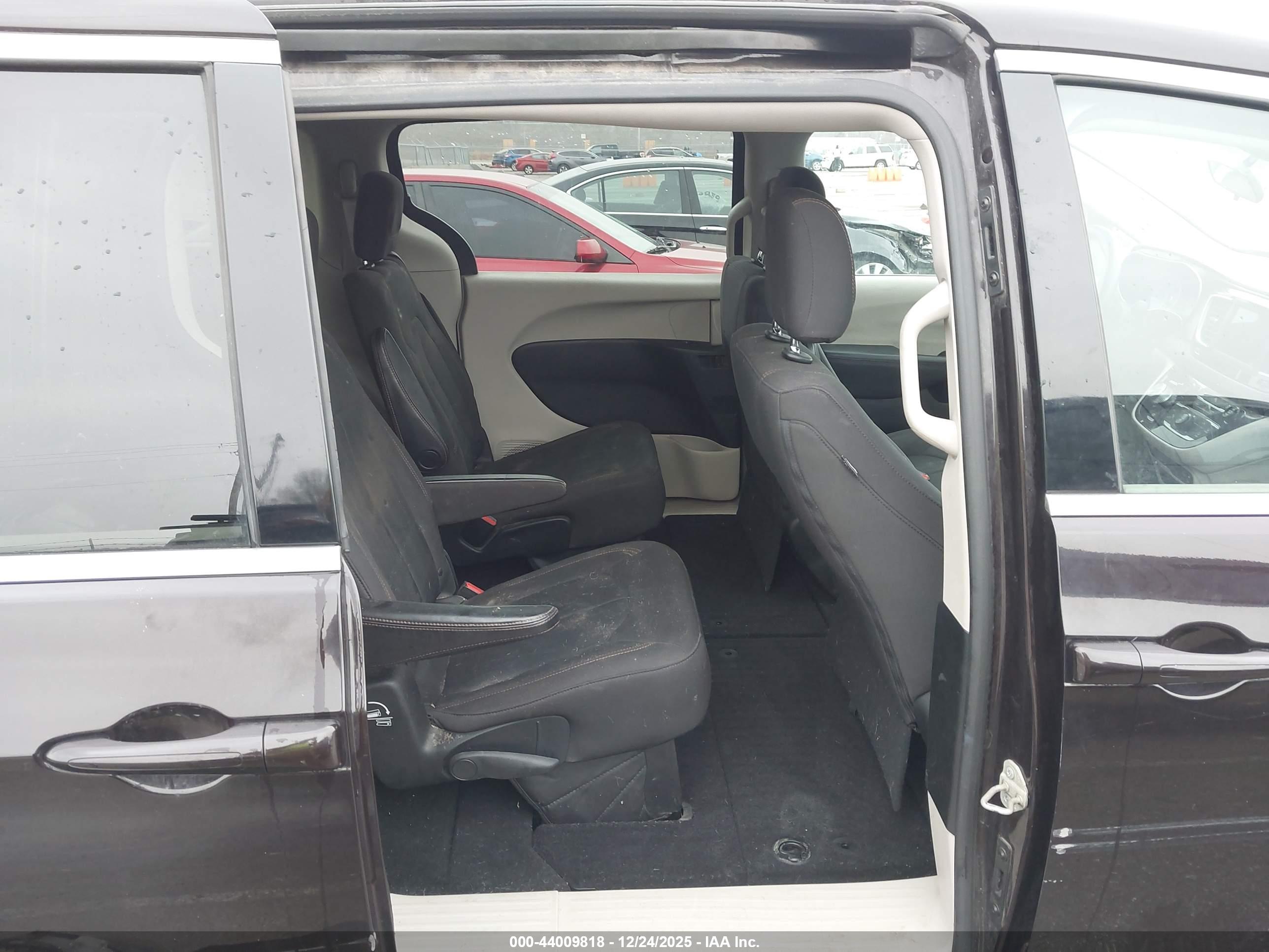 CHRYSLER PACIFICA image 8