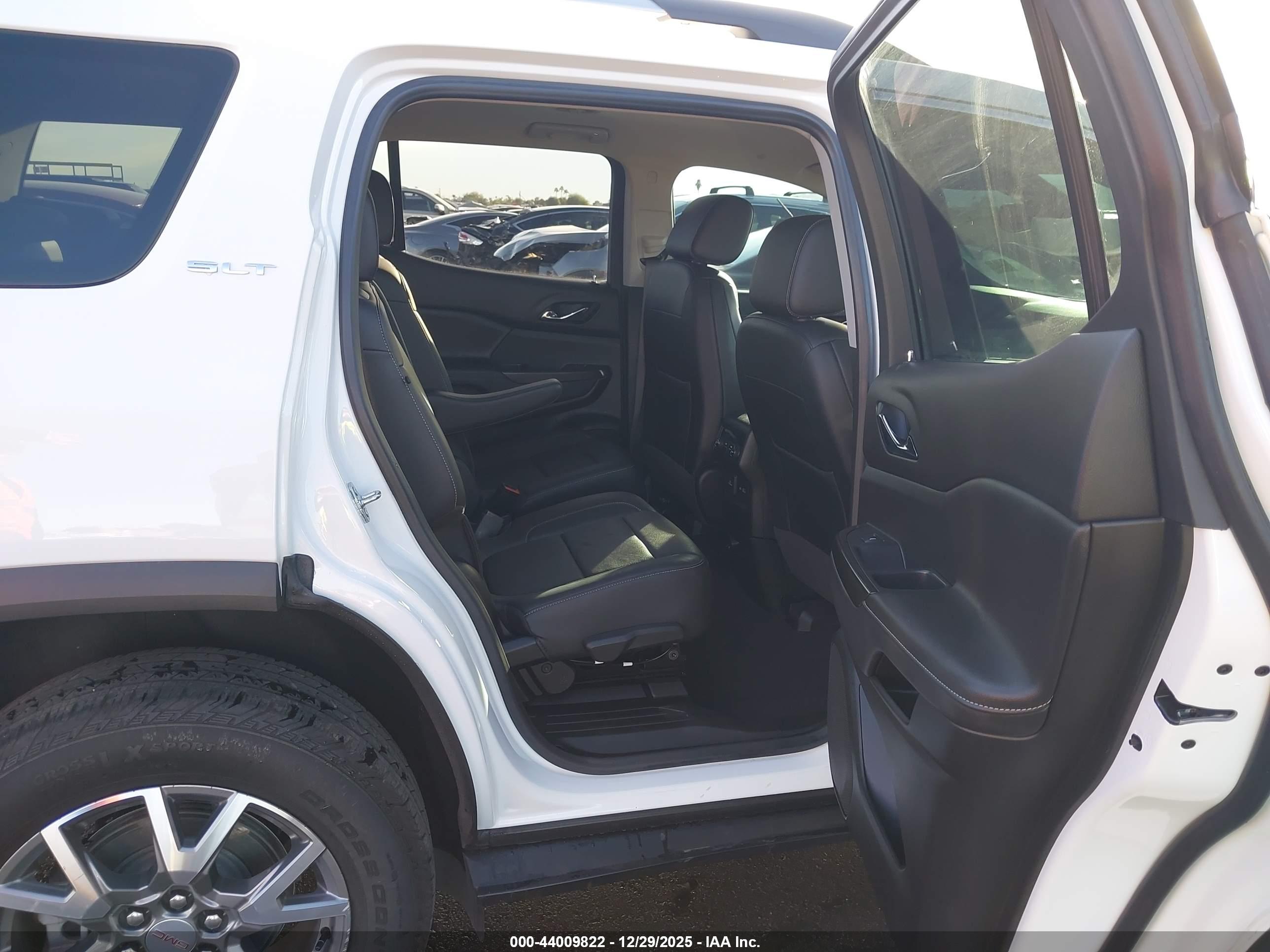 GMC ACADIA image 8