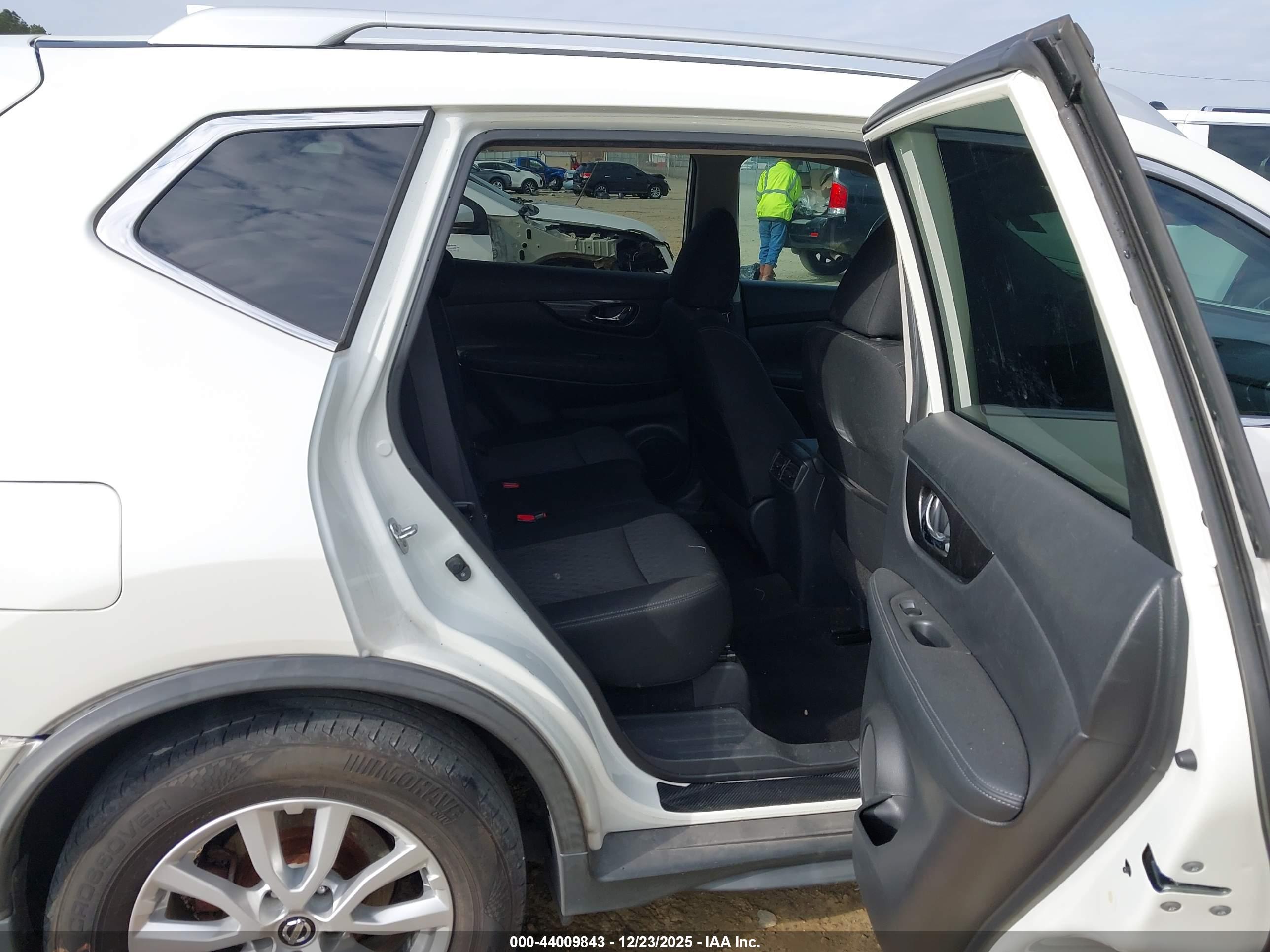 NISSAN ROGUE image 8