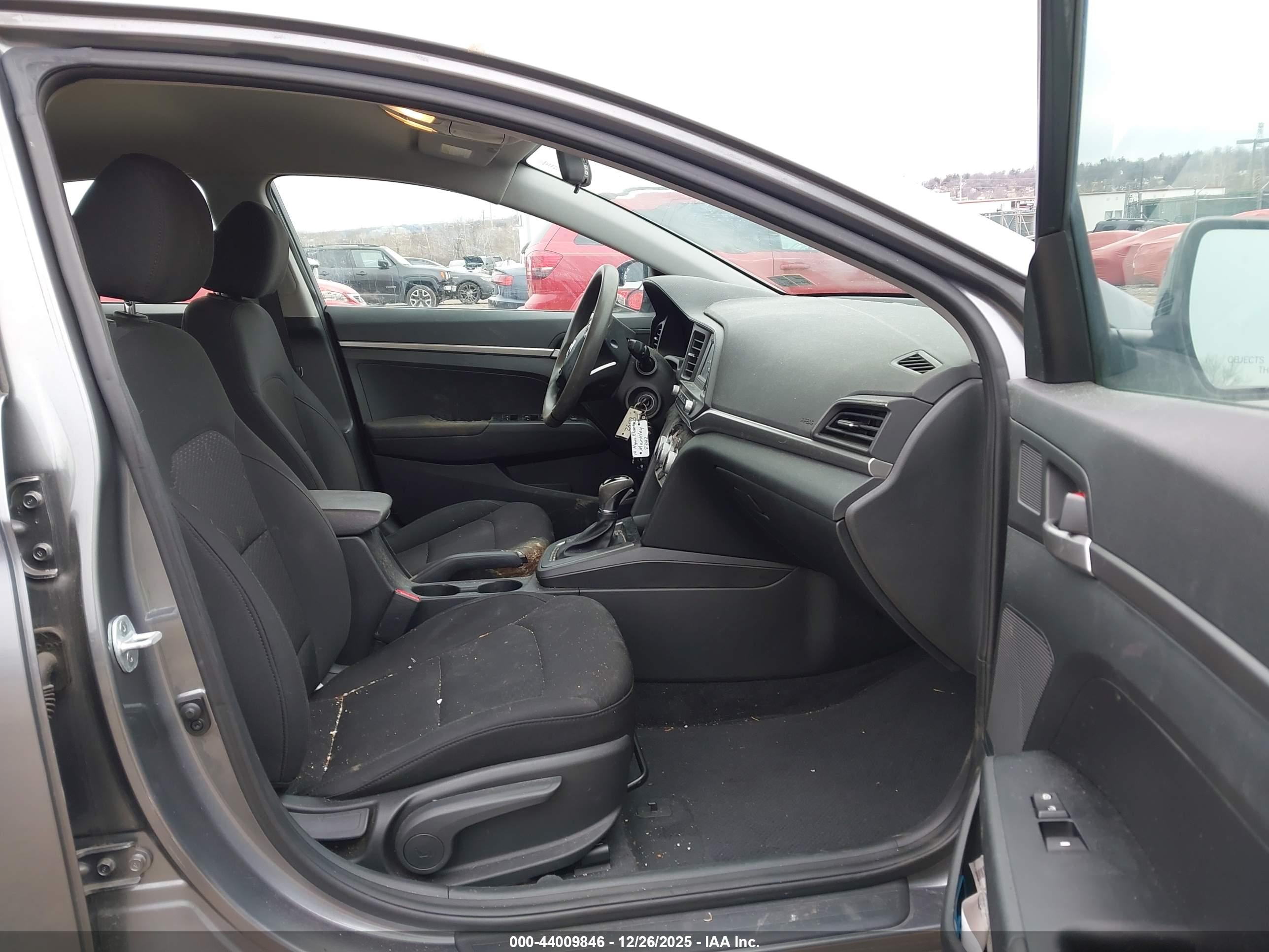 HYUNDAI ELANTRA image 5